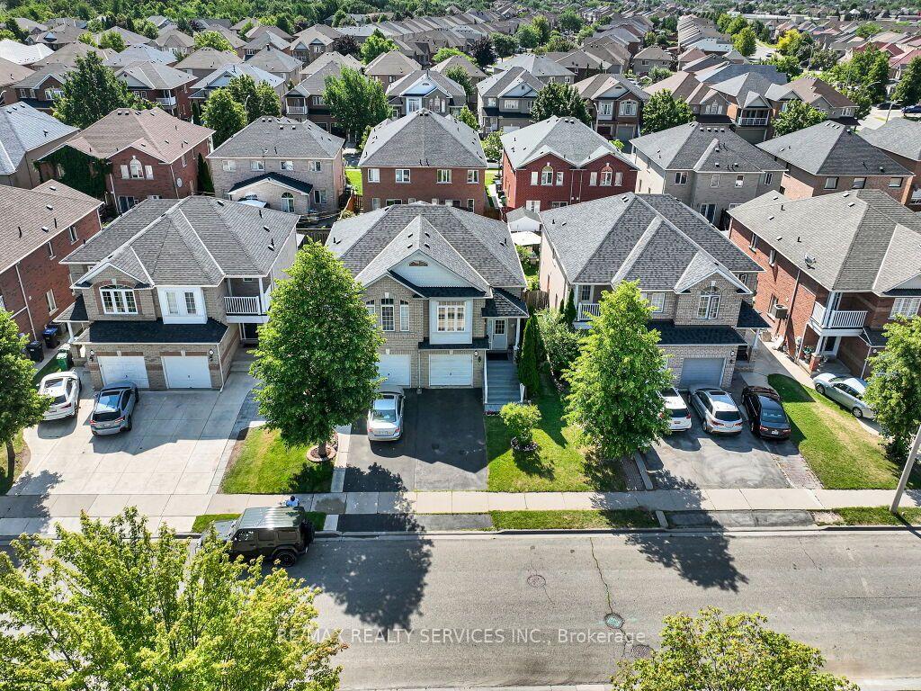Photo 5 of 101 River Rock Crescent, Brampton, Fletcher's Meadow — HOMEH