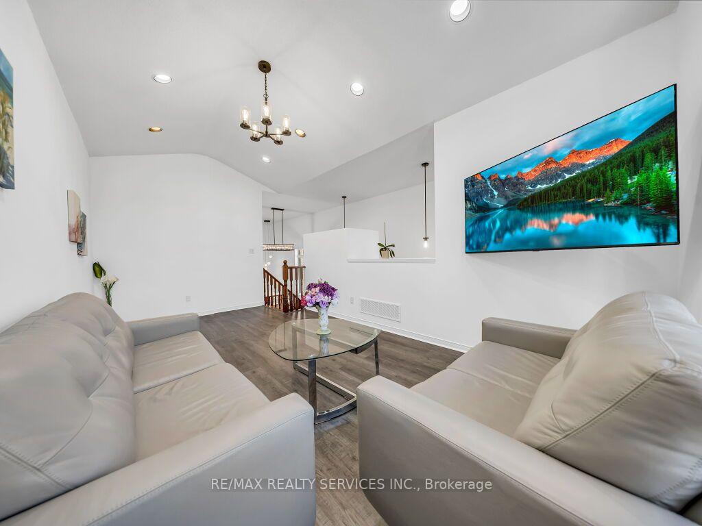 Photo 8 of 101 River Rock Crescent, Brampton, Fletcher's Meadow — HOMEH