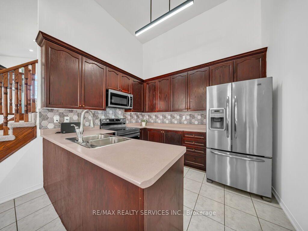 Photo 11 of 101 River Rock Crescent, Brampton, Fletcher's Meadow — HOMEH