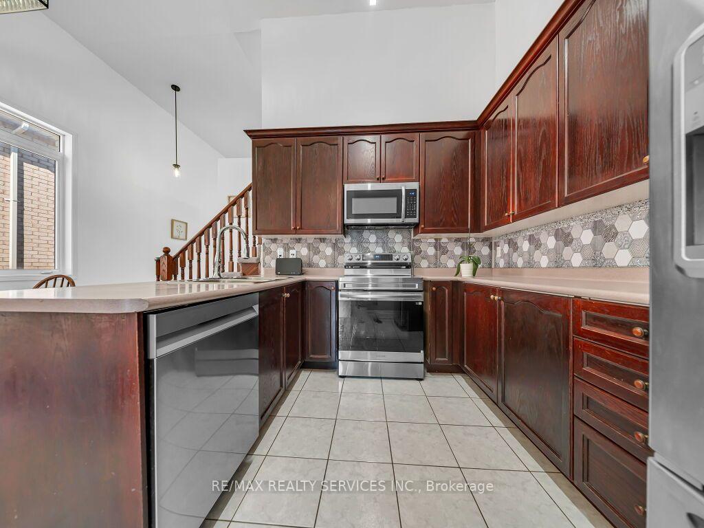 Photo 12 of 101 River Rock Crescent, Brampton, Fletcher's Meadow — HOMEH