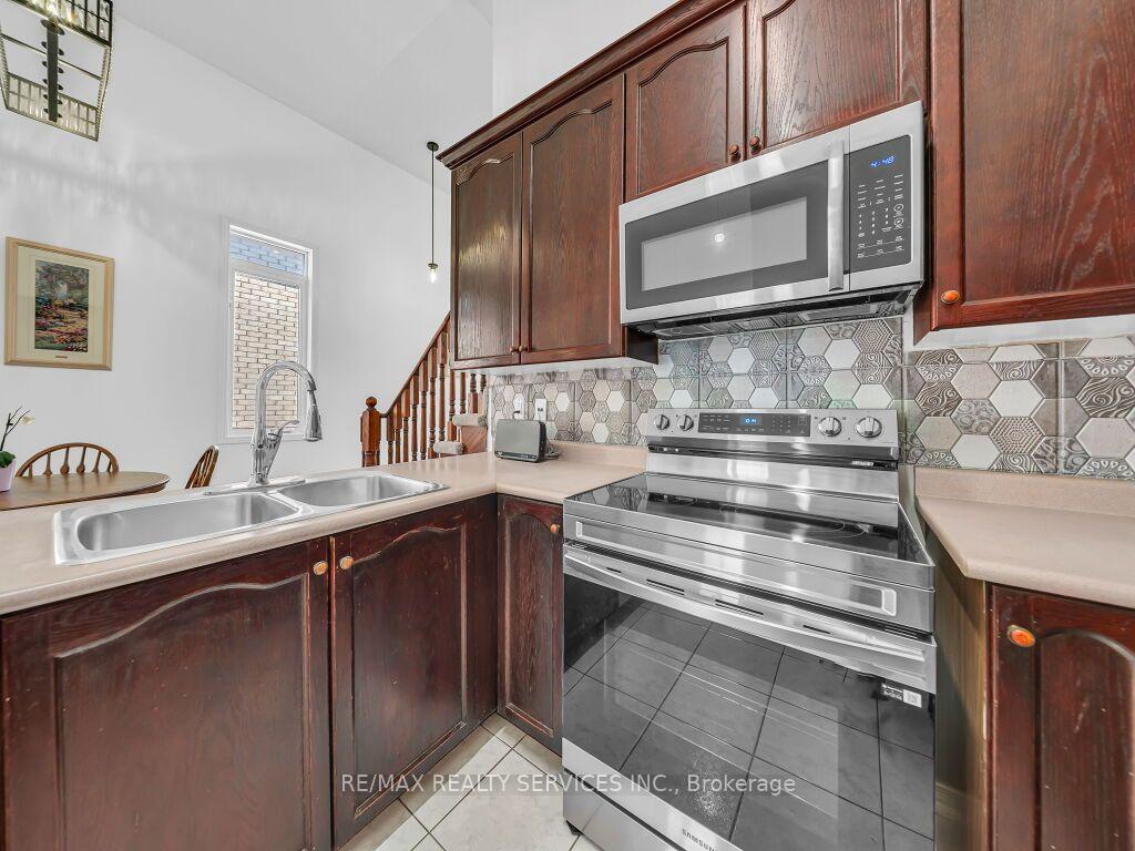 Photo 13 of 101 River Rock Crescent, Brampton, Fletcher's Meadow — HOMEH
