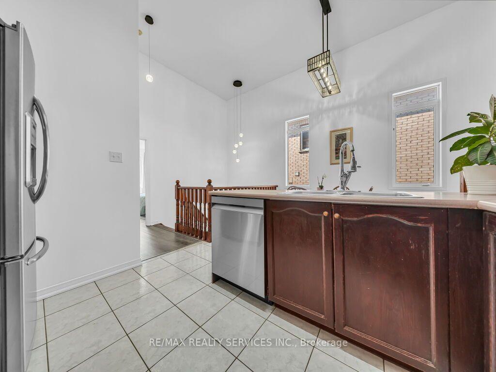 Photo 14 of 101 River Rock Crescent, Brampton, Fletcher's Meadow — HOMEH