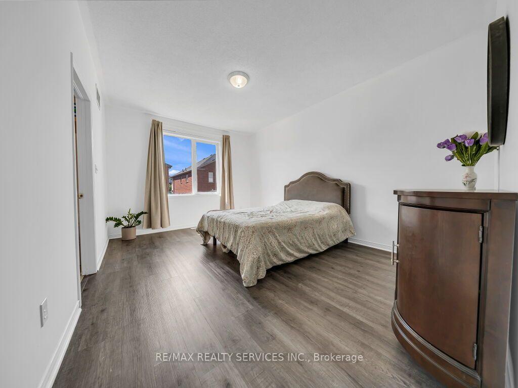 Photo 16 of 101 River Rock Crescent, Brampton, Fletcher's Meadow — HOMEH