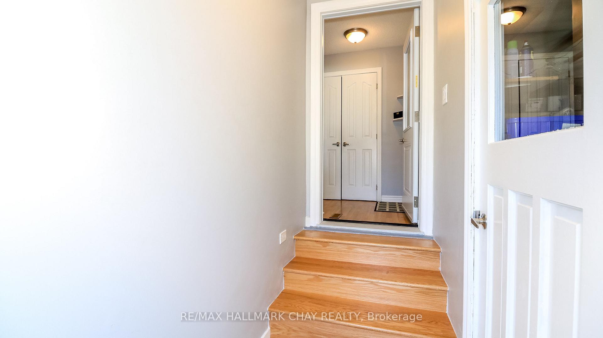 Photo 8 of 32 Wilde Place, Barrie, Letitia Heights — HOMEH