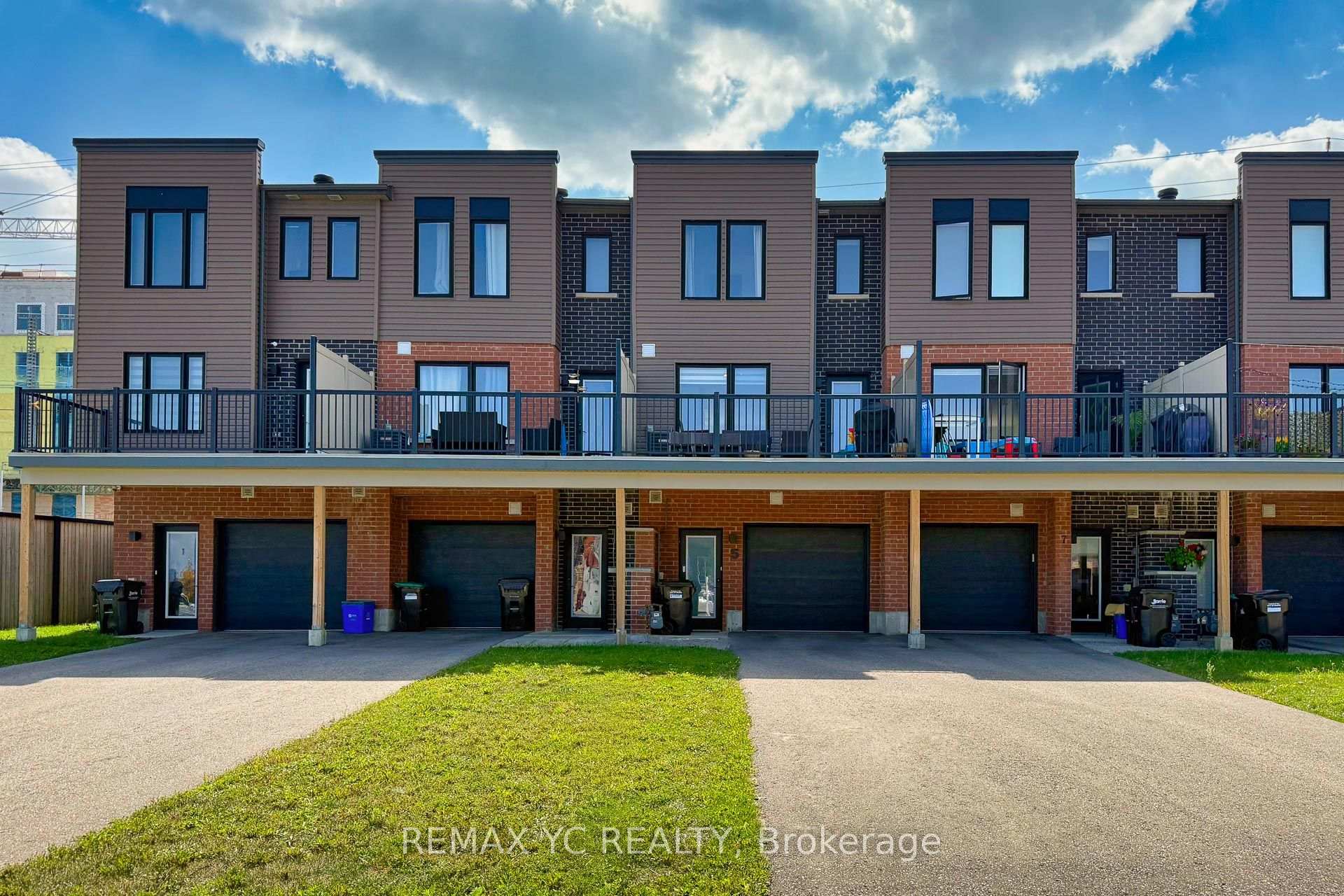 Photo 3 of 5 Fairlane Avenue, Barrie, Painswick South — HOMEH