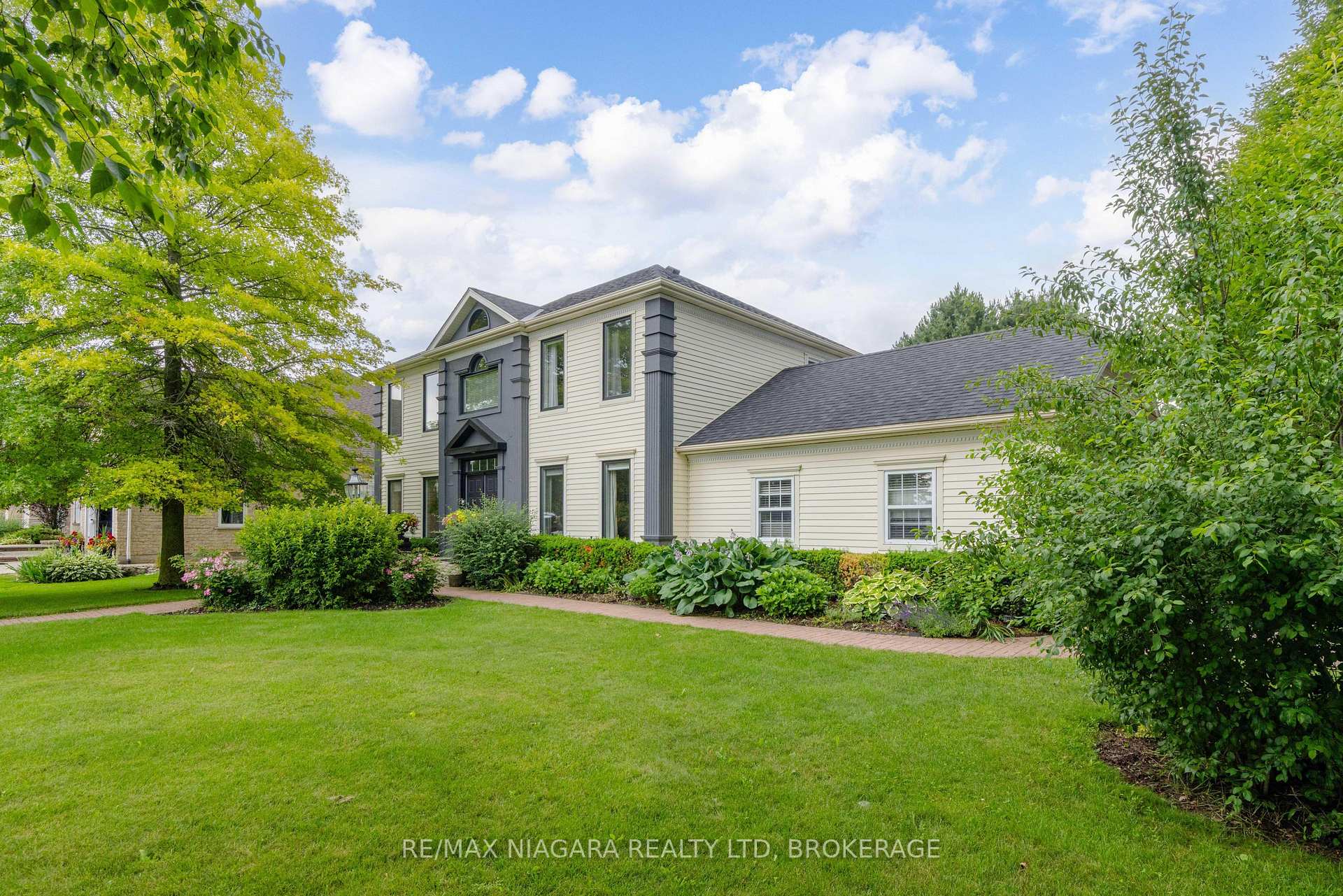Photo 2 of 8056 Cathedral Drive, Niagara Falls, Mt. Carmel — HOMEH