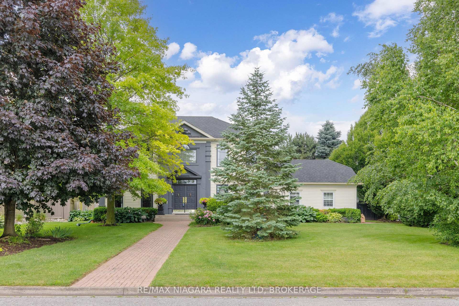 Photo 3 of 8056 Cathedral Drive, Niagara Falls, Mt. Carmel — HOMEH