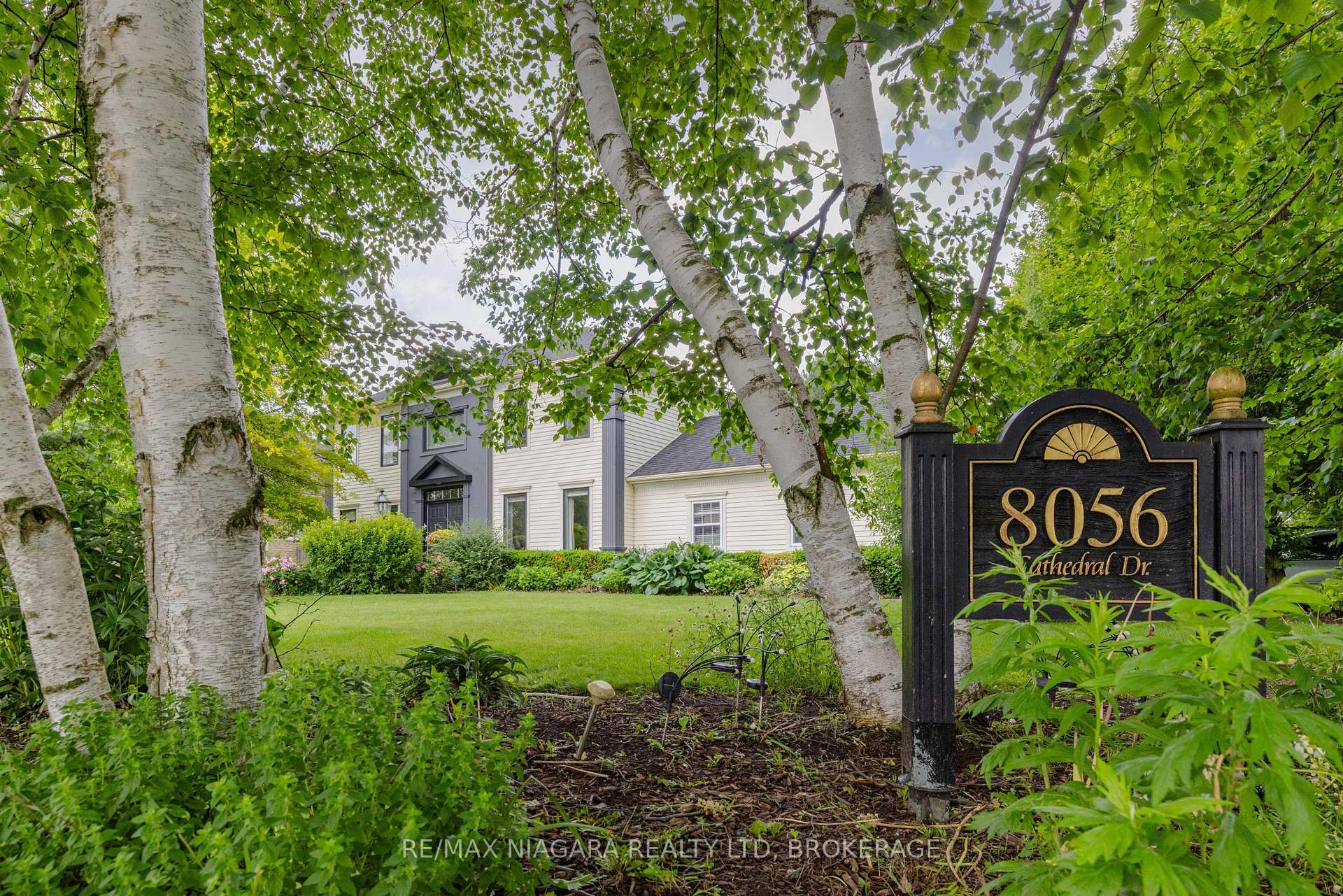 Photo 5 of 8056 Cathedral Drive, Niagara Falls, Mt. Carmel — HOMEH