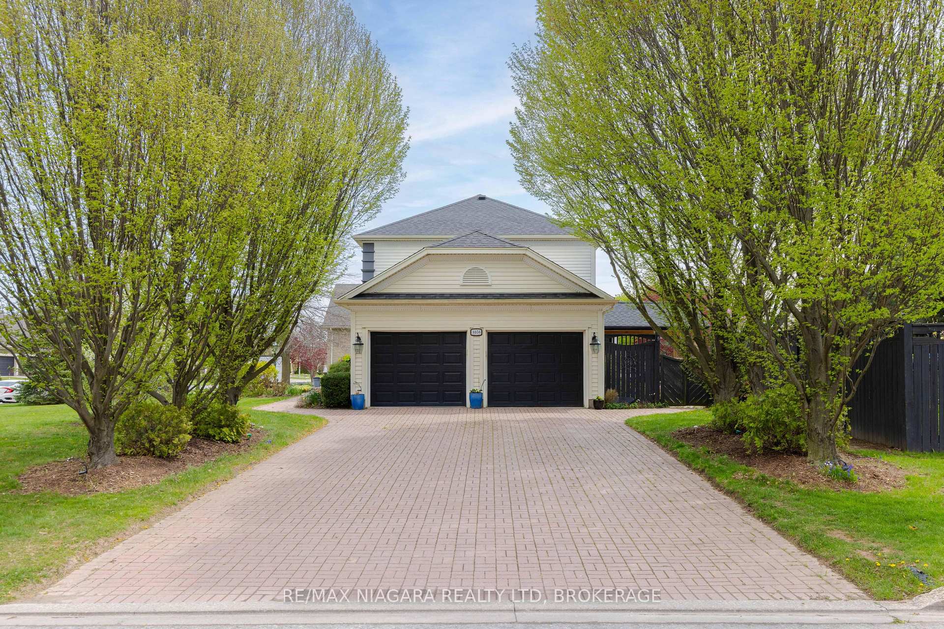 Photo 6 of 8056 Cathedral Drive, Niagara Falls, Mt. Carmel — HOMEH
