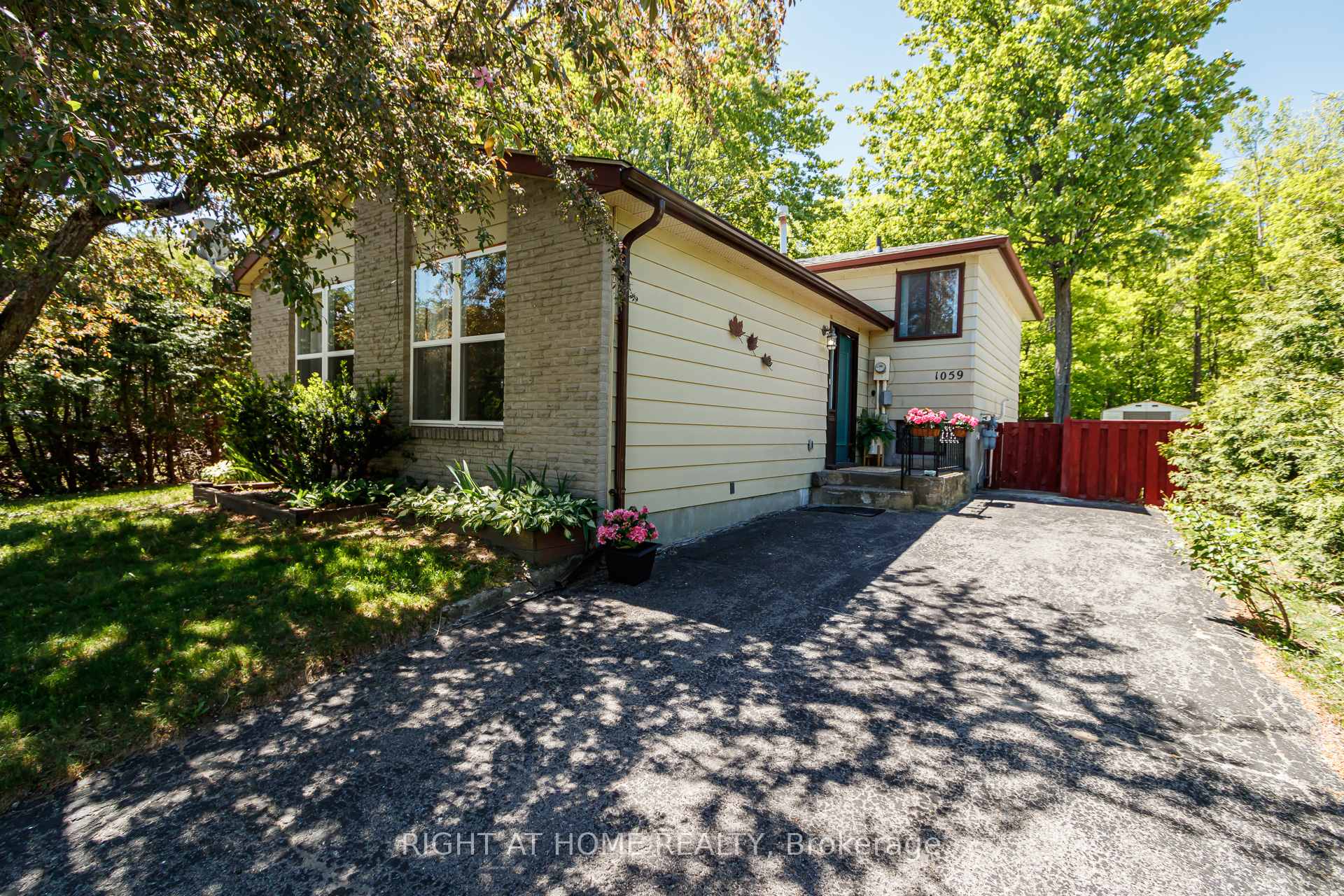 Photo 3 of 1059 Glen Mhor Crescent, Midland — HOMEH