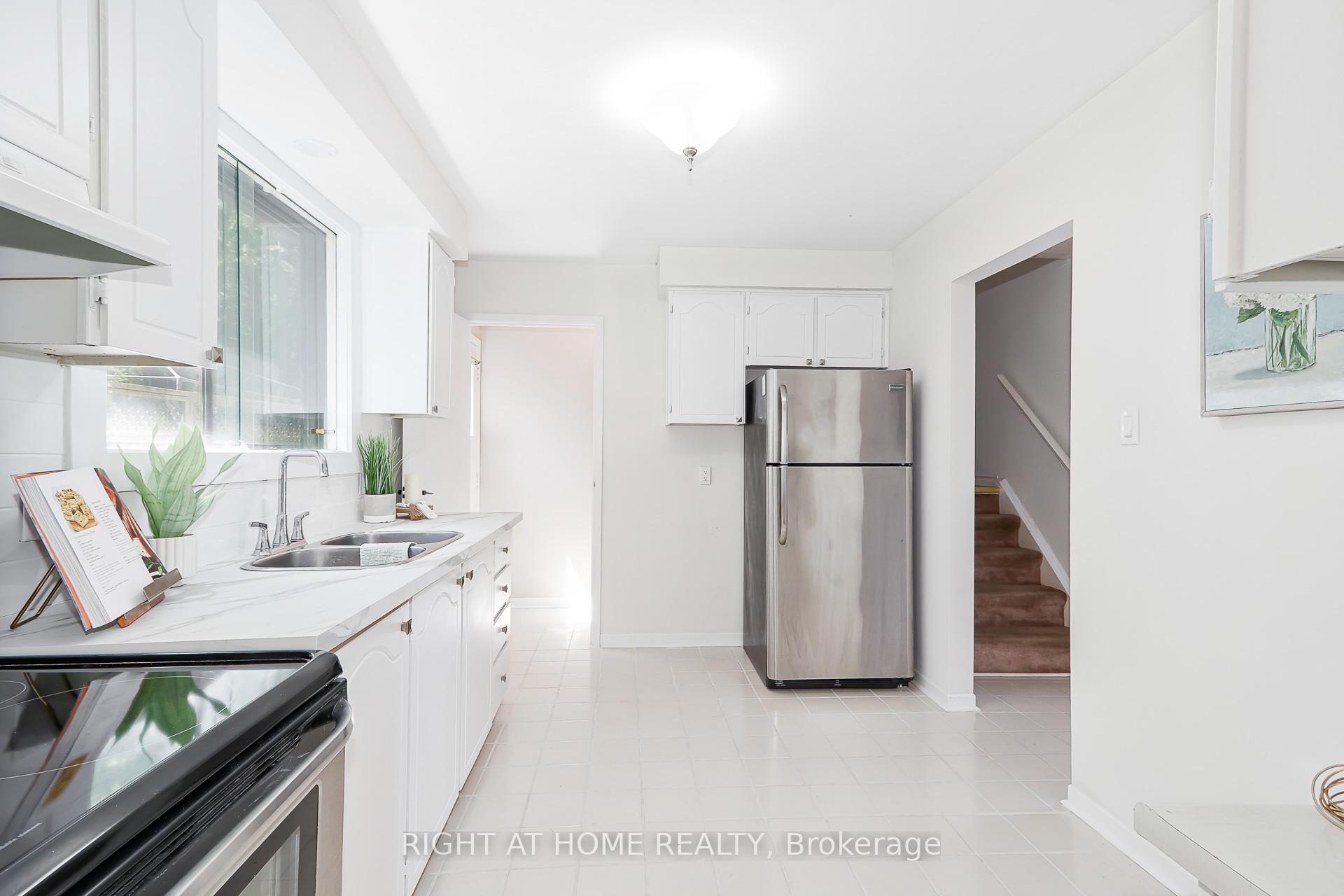 Photo 10 of 1059 Glen Mhor Crescent, Midland — HOMEH