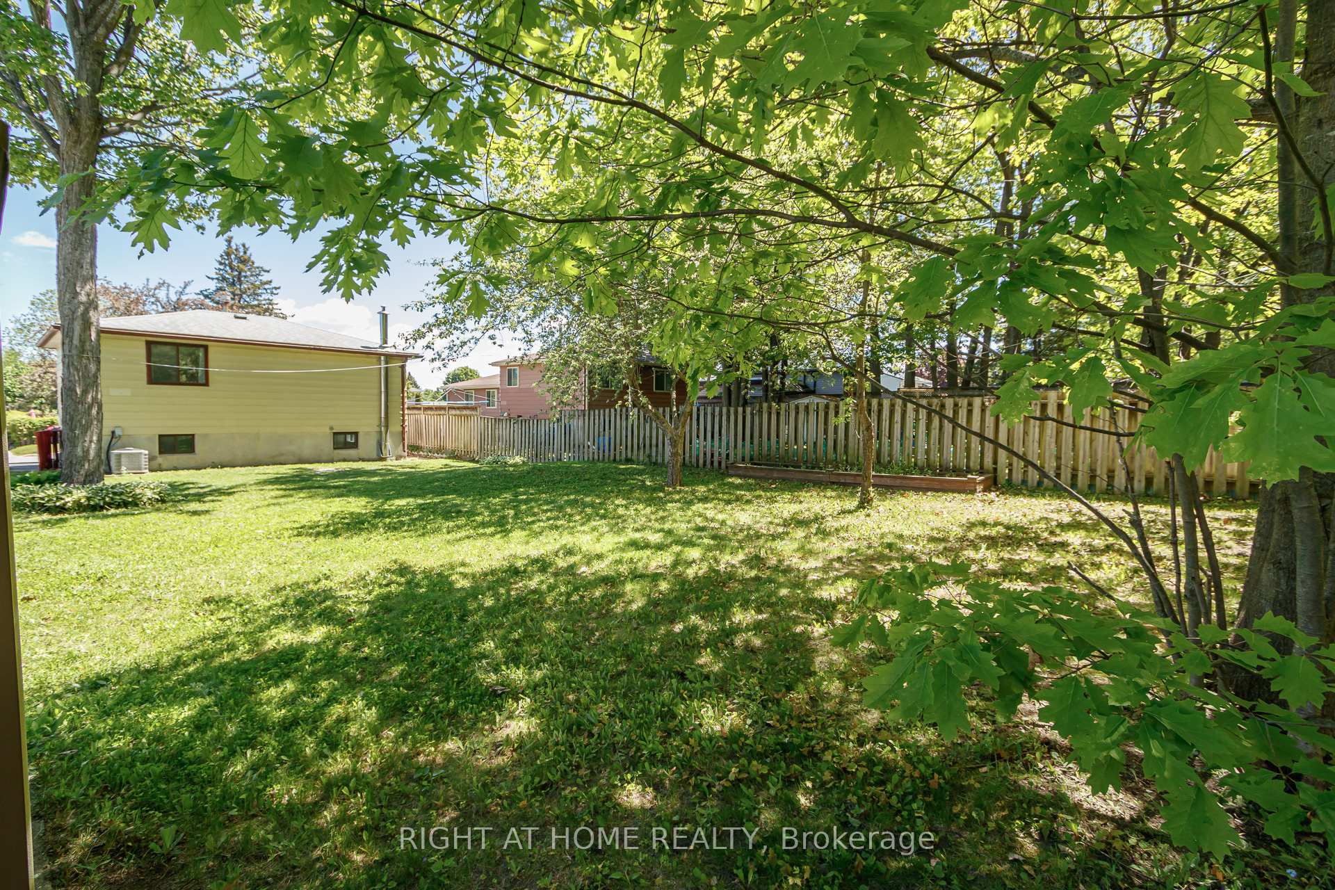 Photo 26 of 1059 Glen Mhor Crescent, Midland — HOMEH