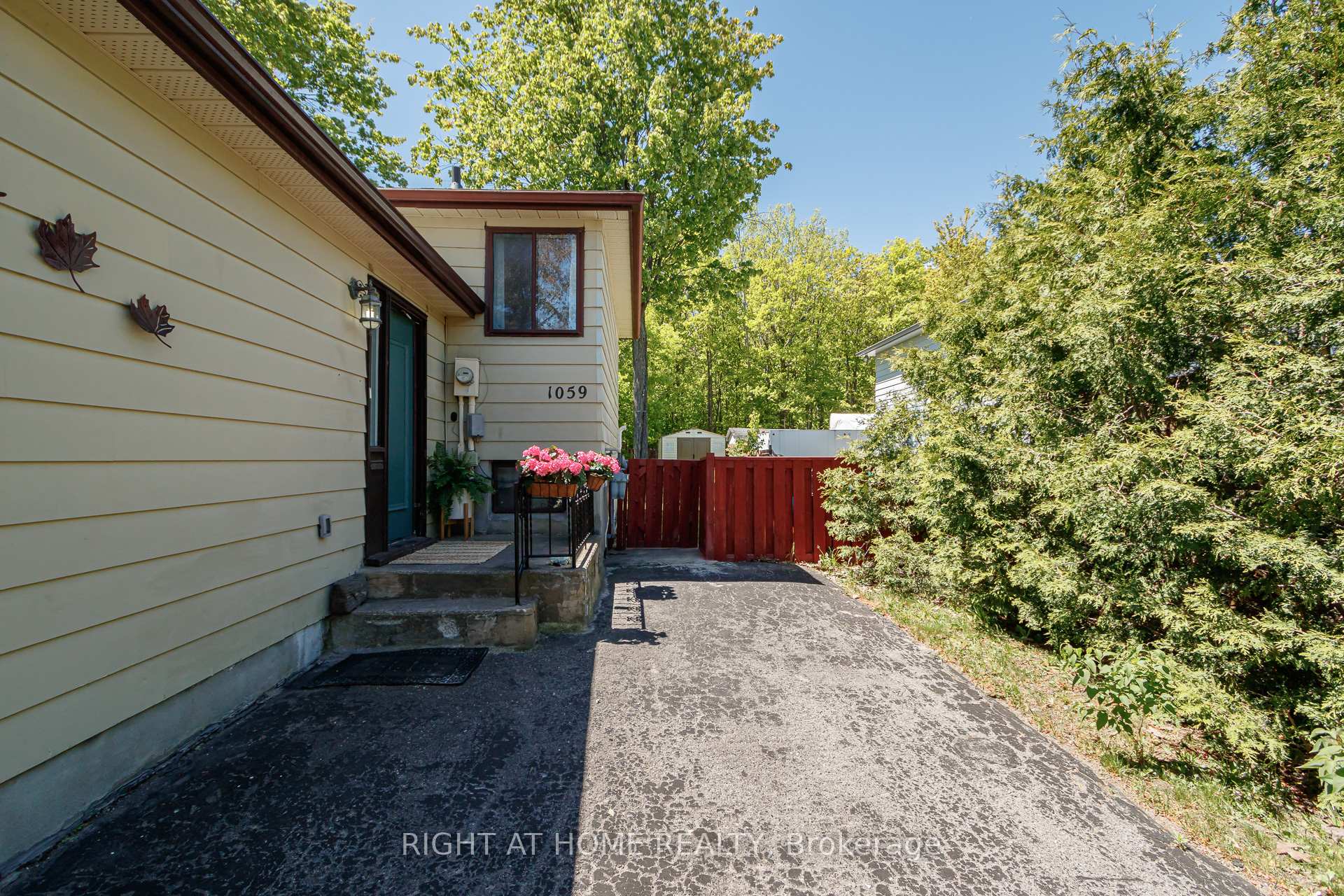 Photo 28 of 1059 Glen Mhor Crescent, Midland — HOMEH