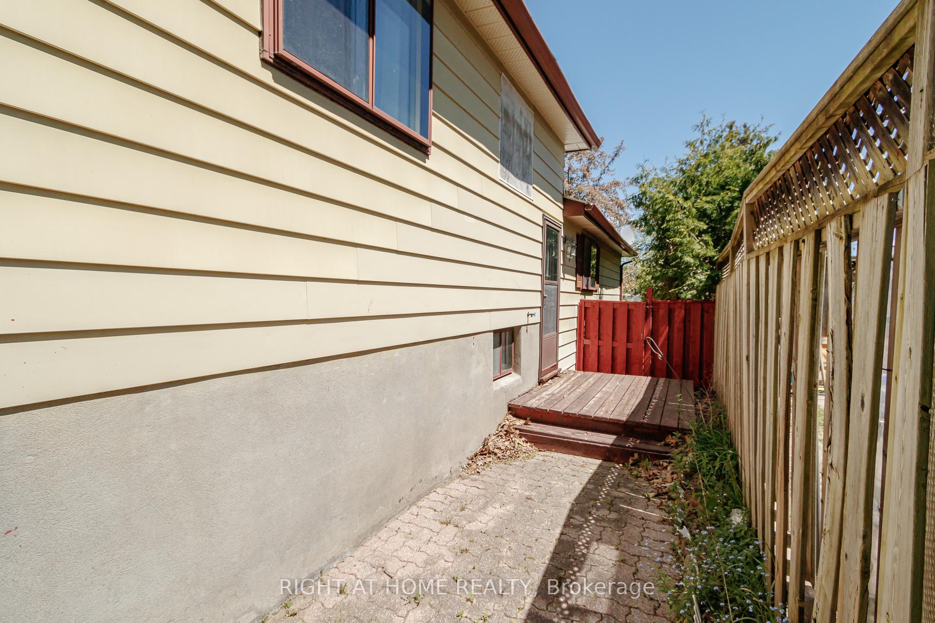 Photo 29 of 1059 Glen Mhor Crescent, Midland — HOMEH