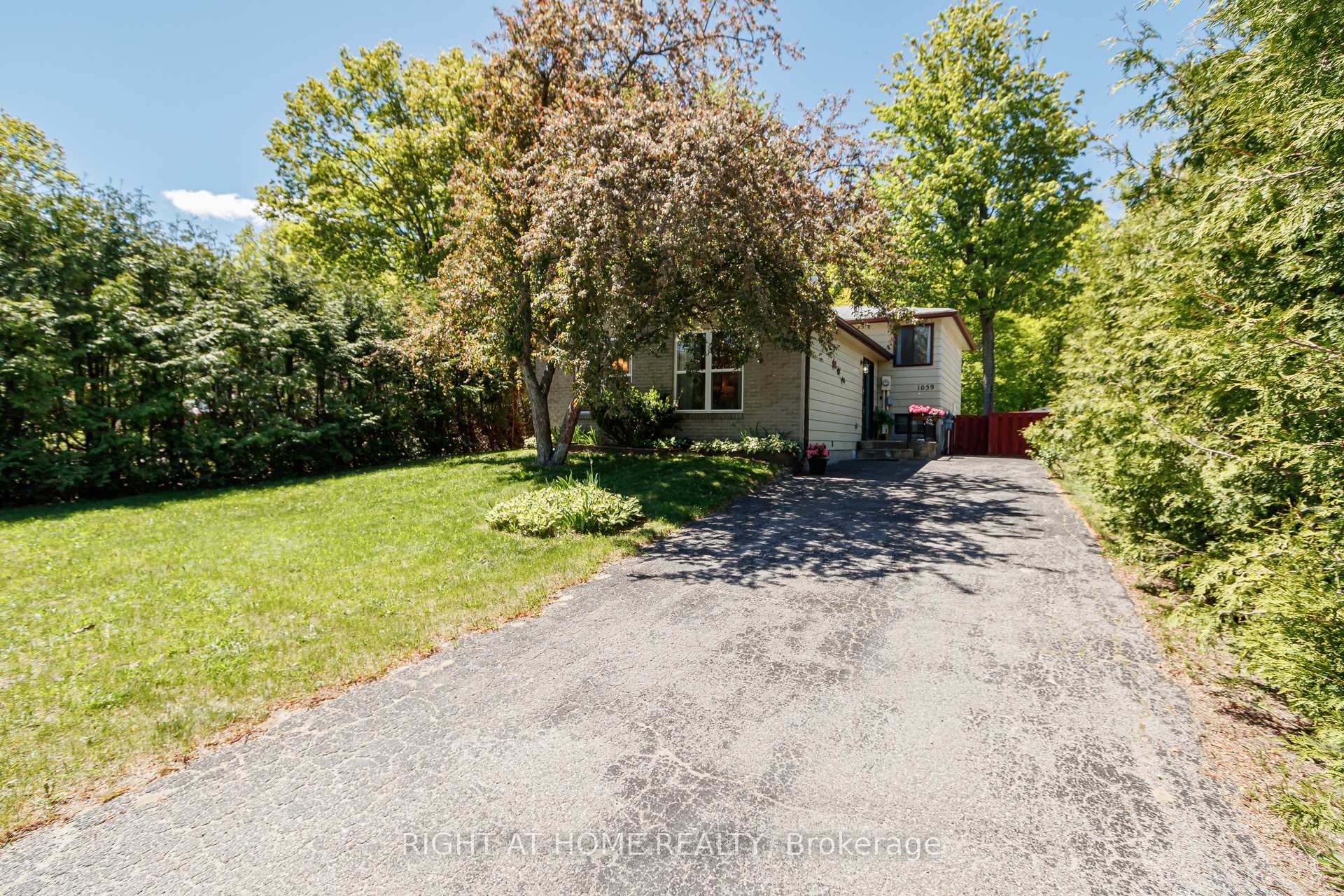 Photo 31 of 1059 Glen Mhor Crescent, Midland — HOMEH