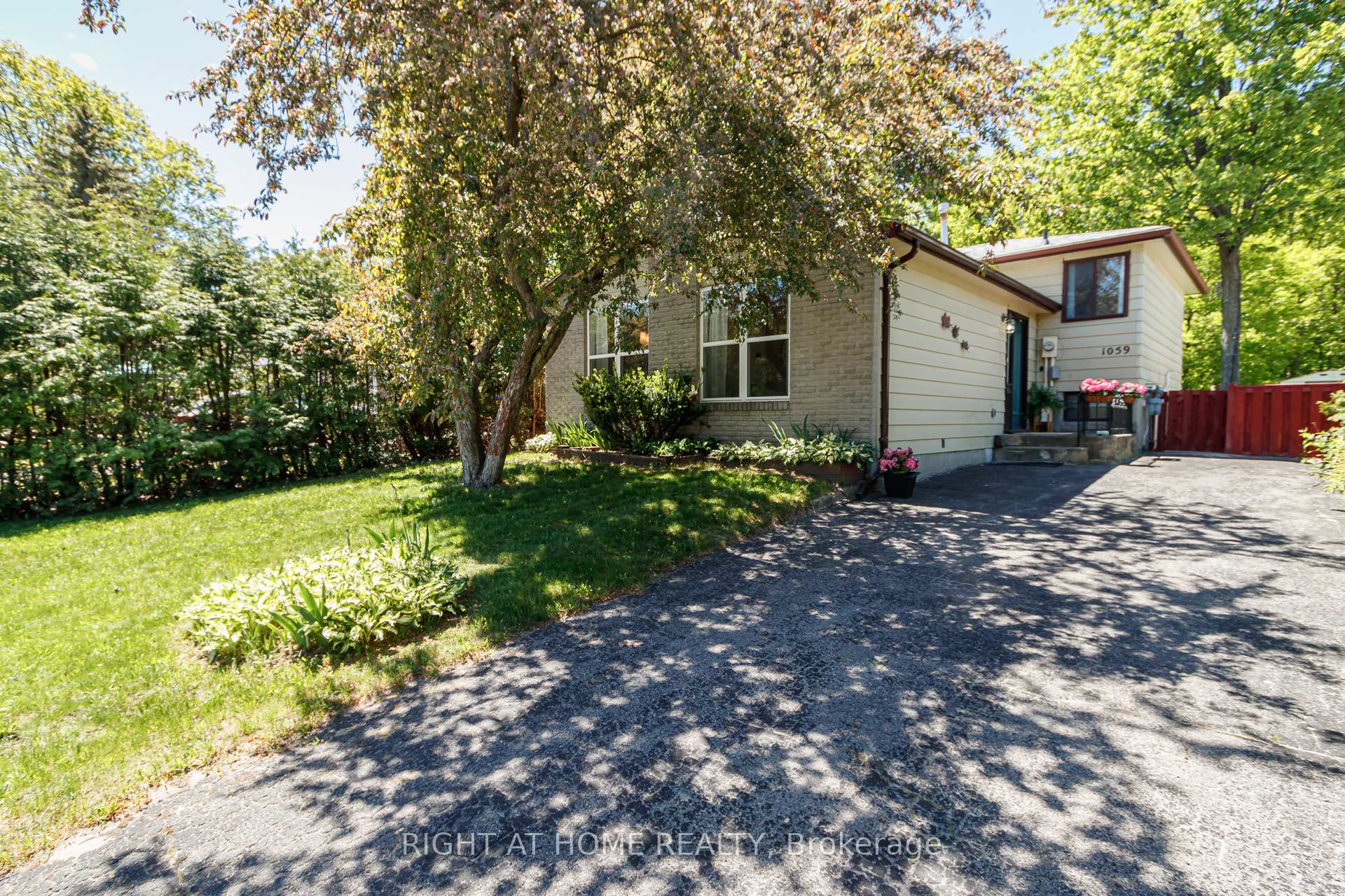 Photo 32 of 1059 Glen Mhor Crescent, Midland — HOMEH