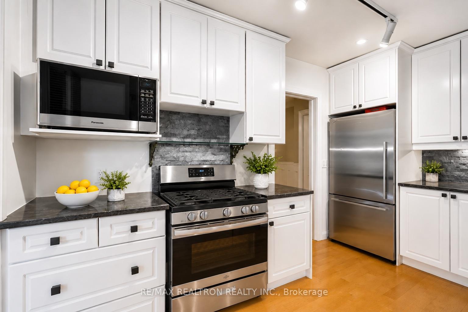 Photo 8 of 151 Brooke Street, Vaughan, Crestwood-Springfarm-Yorkhill — HOMEH