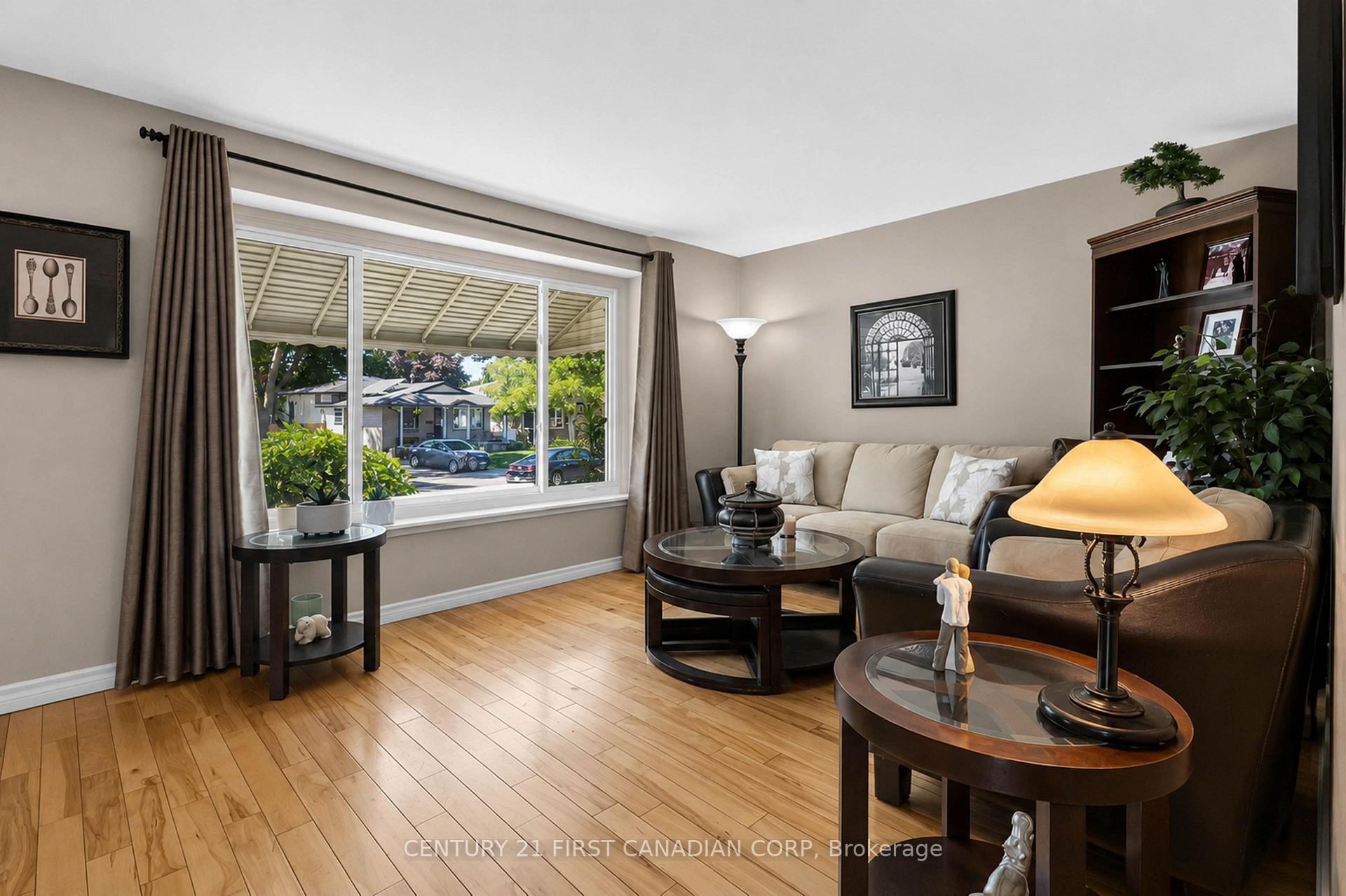 Photo 5 of 138 Harding Crescent, London, South Y — HOMEH