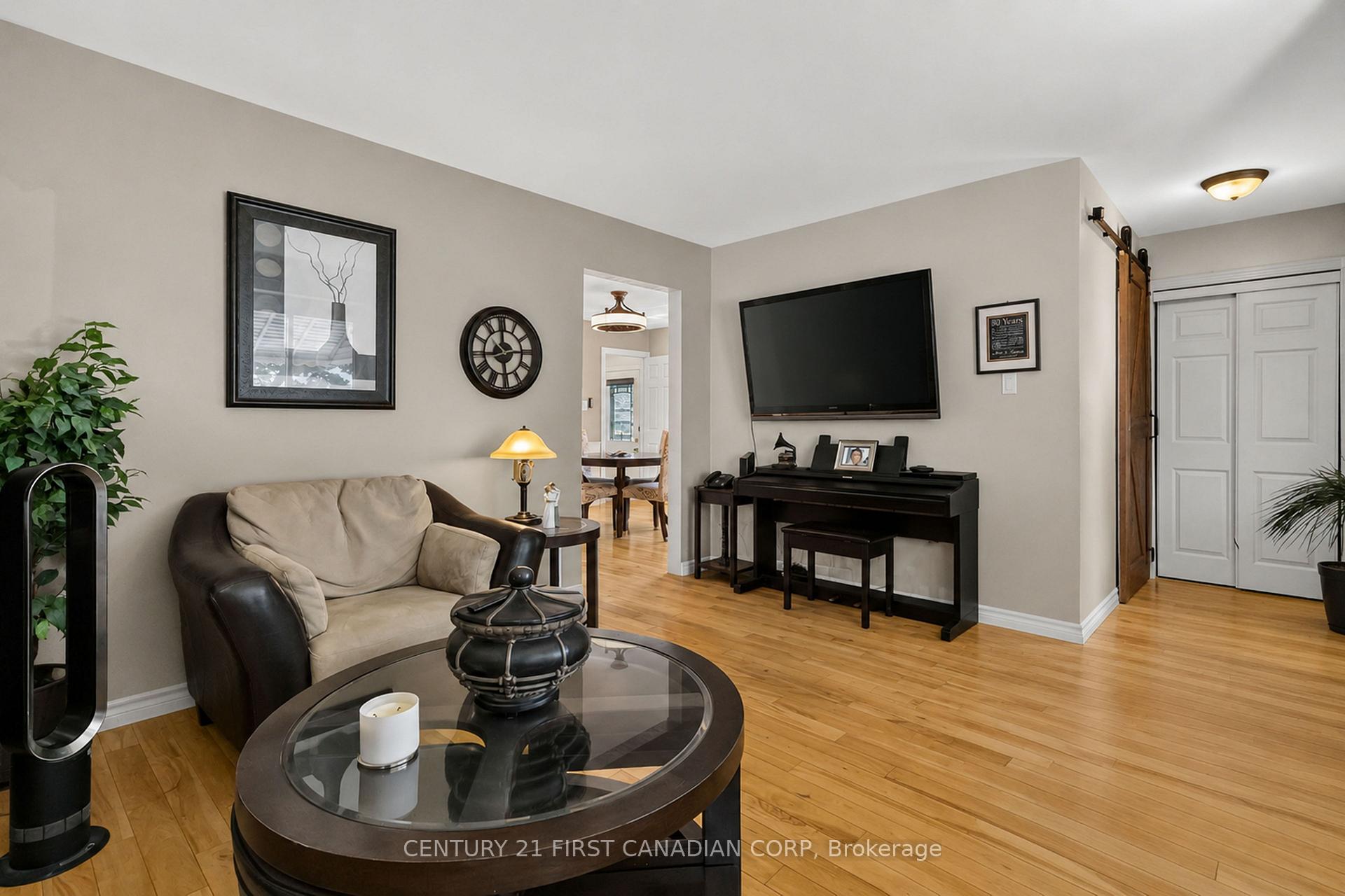 Photo 6 of 138 Harding Crescent, London, South Y — HOMEH
