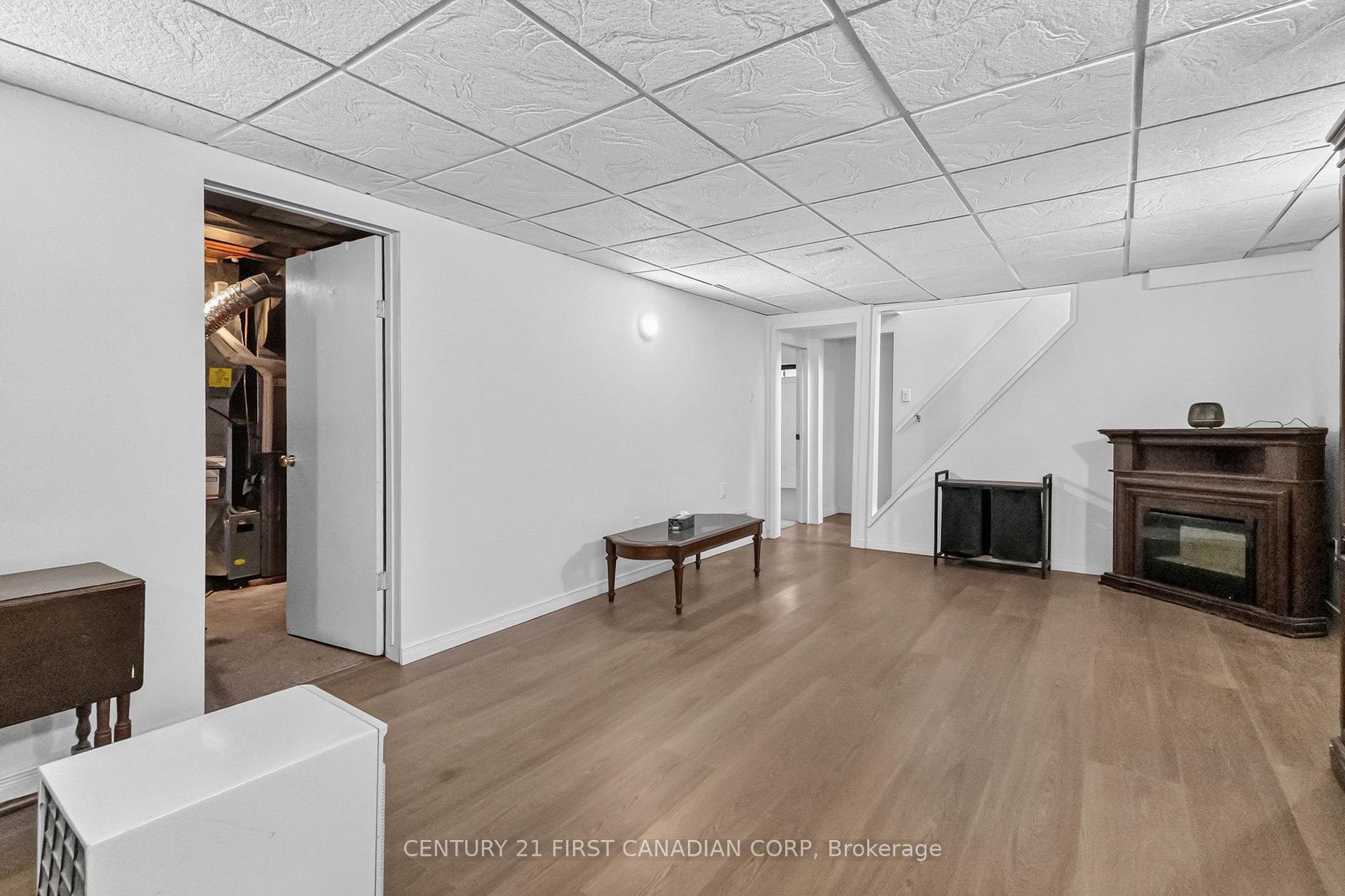 Photo 19 of 138 Harding Crescent, London, South Y — HOMEH