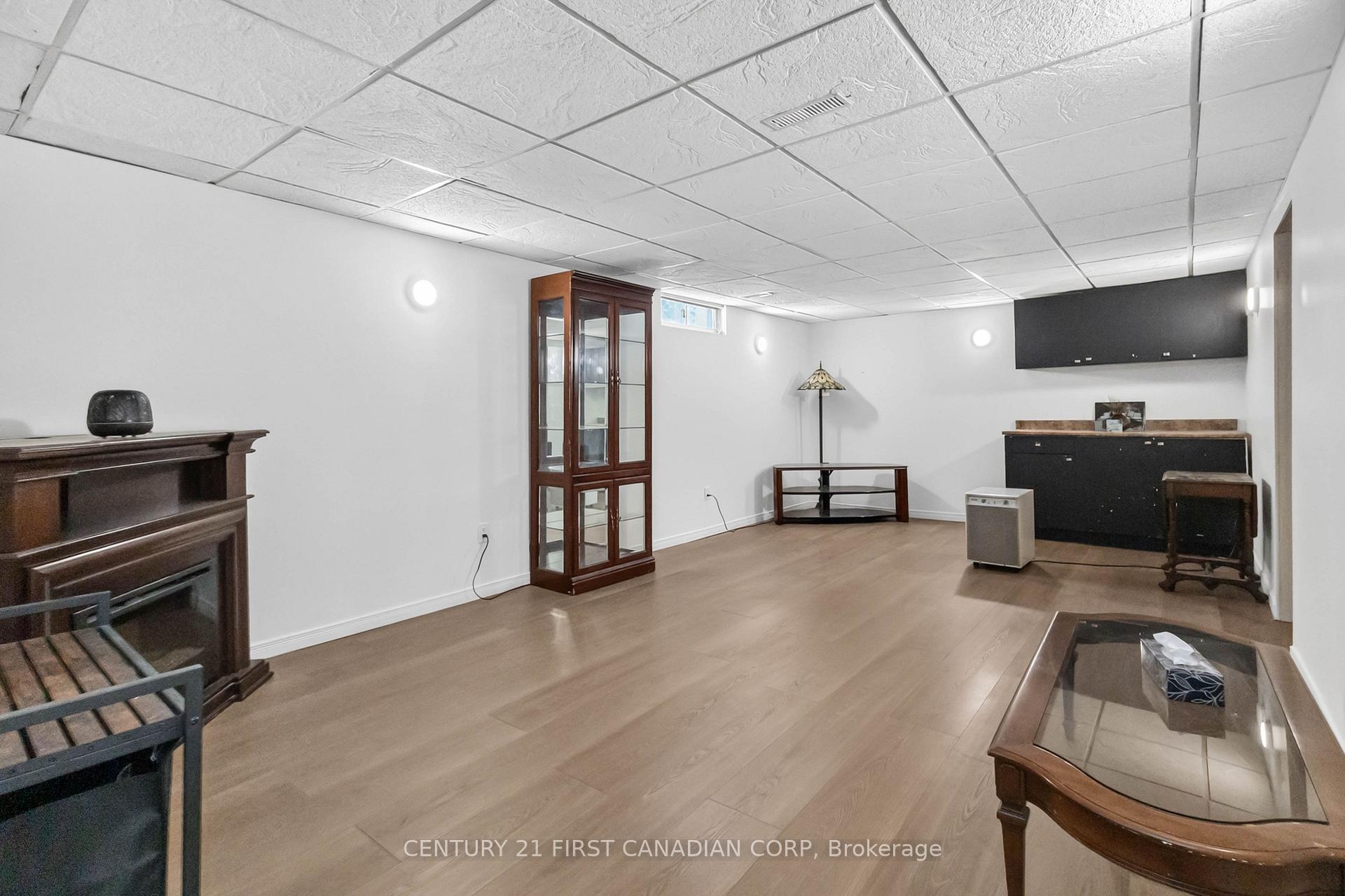 Photo 20 of 138 Harding Crescent, London, South Y — HOMEH