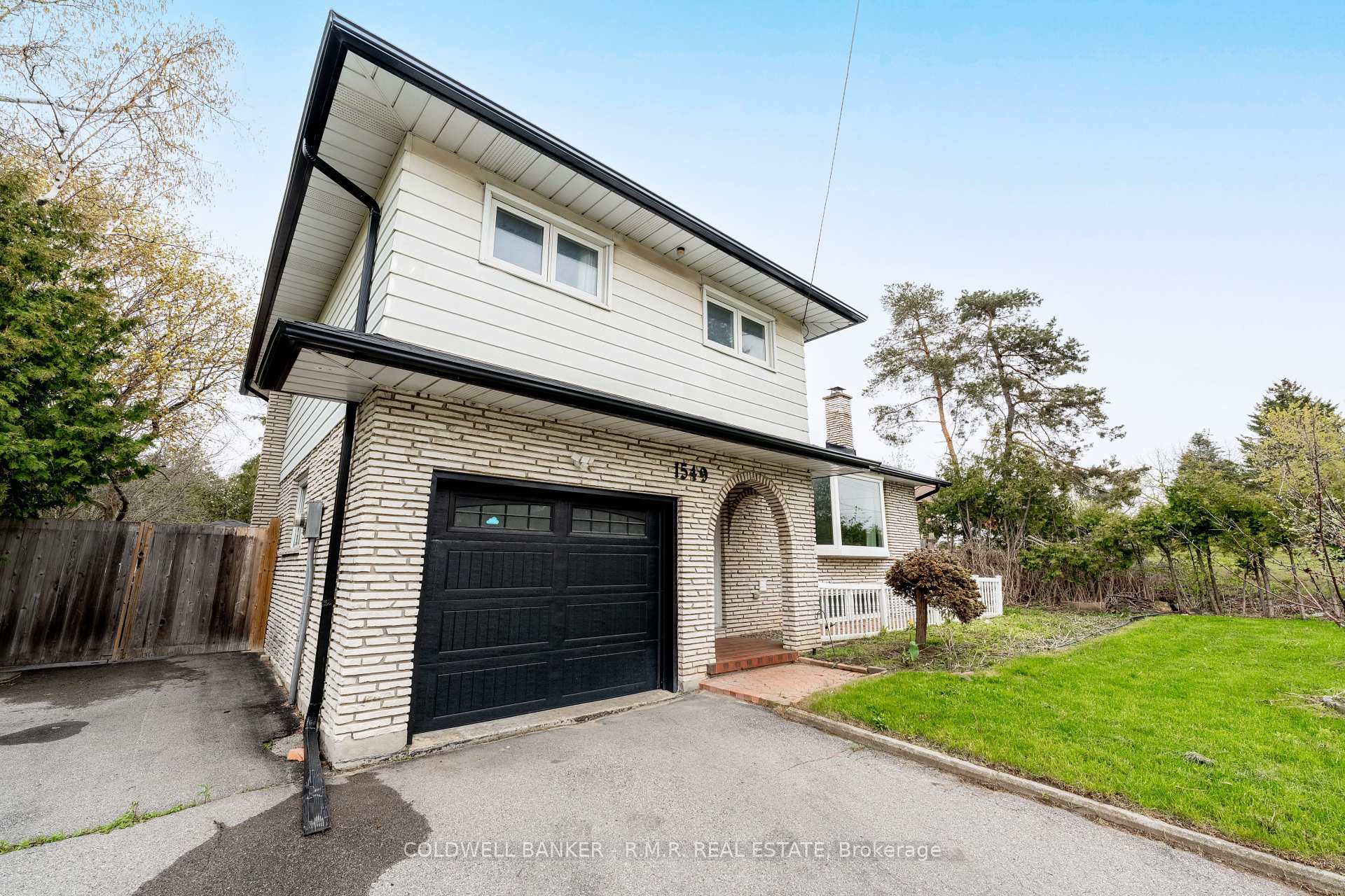 Photo 4 of 1549 Simcoe Street N, Oshawa, Samac — HOMEH