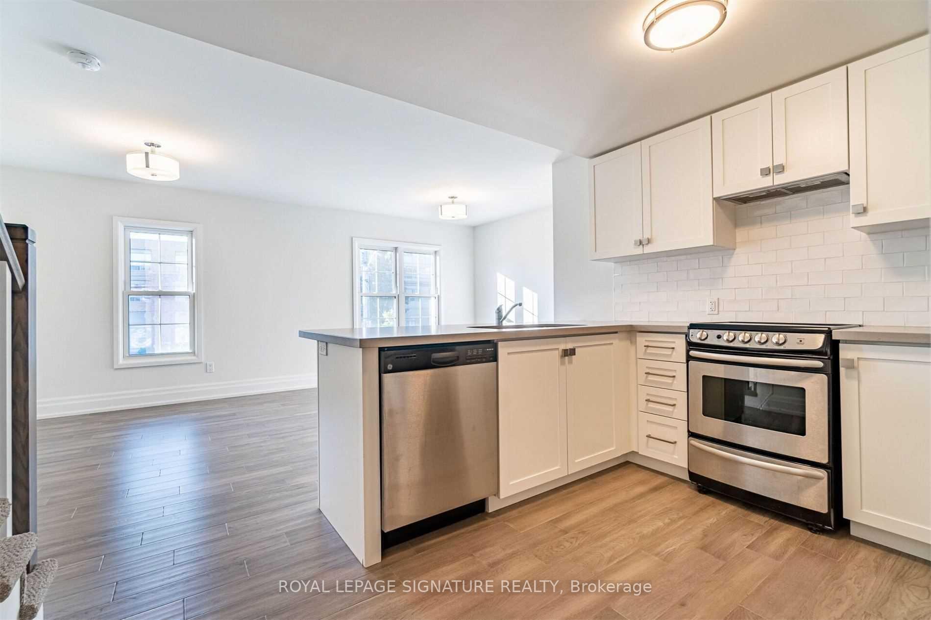 Photo 3 of Unit 202, 760 Lakeshore Road E, Mississauga, Lakeview — HOMEH