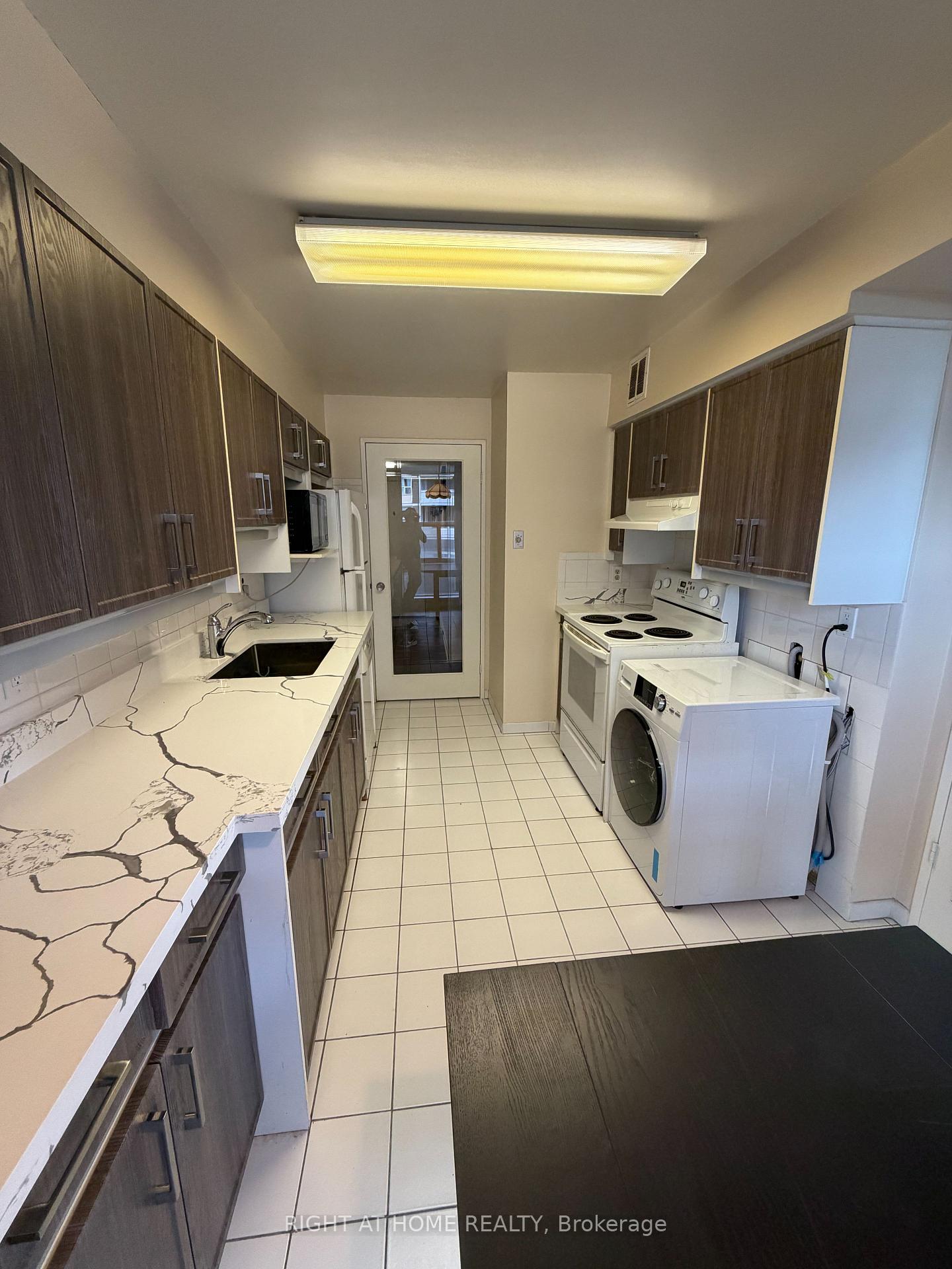 Photo 3 of Unit 802, 60 Inverlochy Boulevard, Markham, Royal Orchard — HOMEH