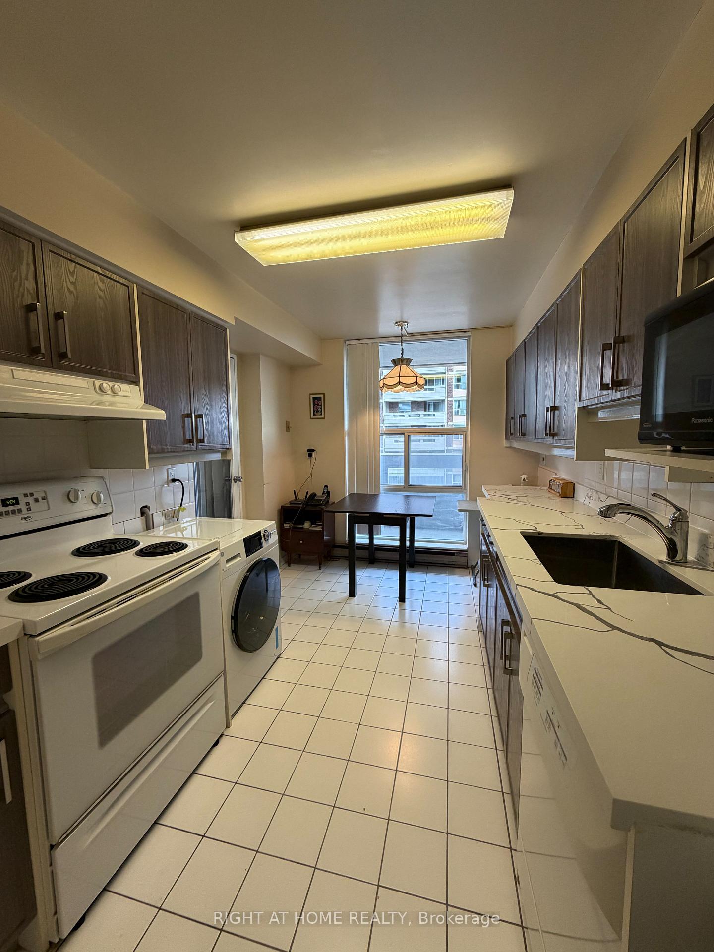 Photo 4 of Unit 802, 60 Inverlochy Boulevard, Markham, Royal Orchard — HOMEH