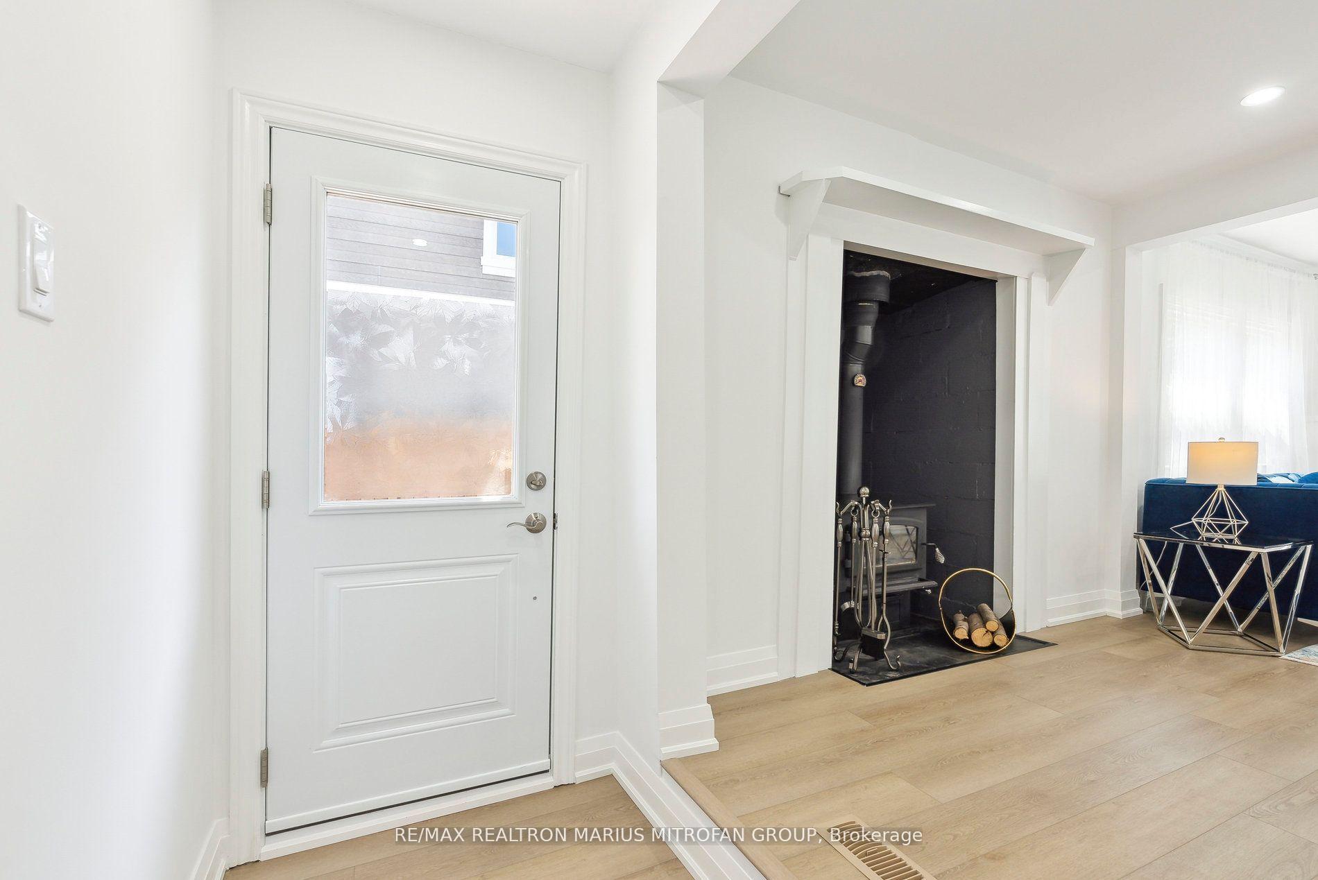 Photo 3 of 1118 Stoney Point Road, Innisfil, Rural Innisfil — HOMEH