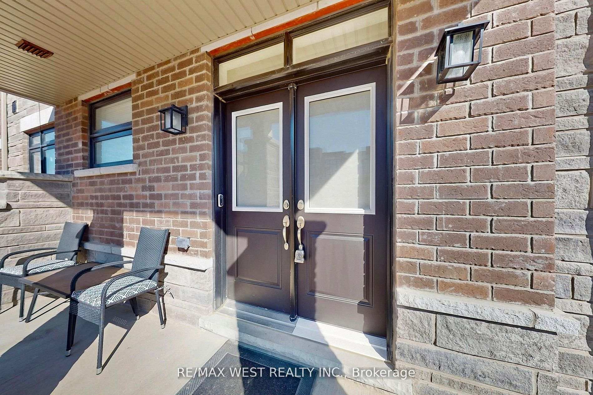 Photo 3 of 4 Haldimand Street, Vaughan, Kleinburg — HOMEH