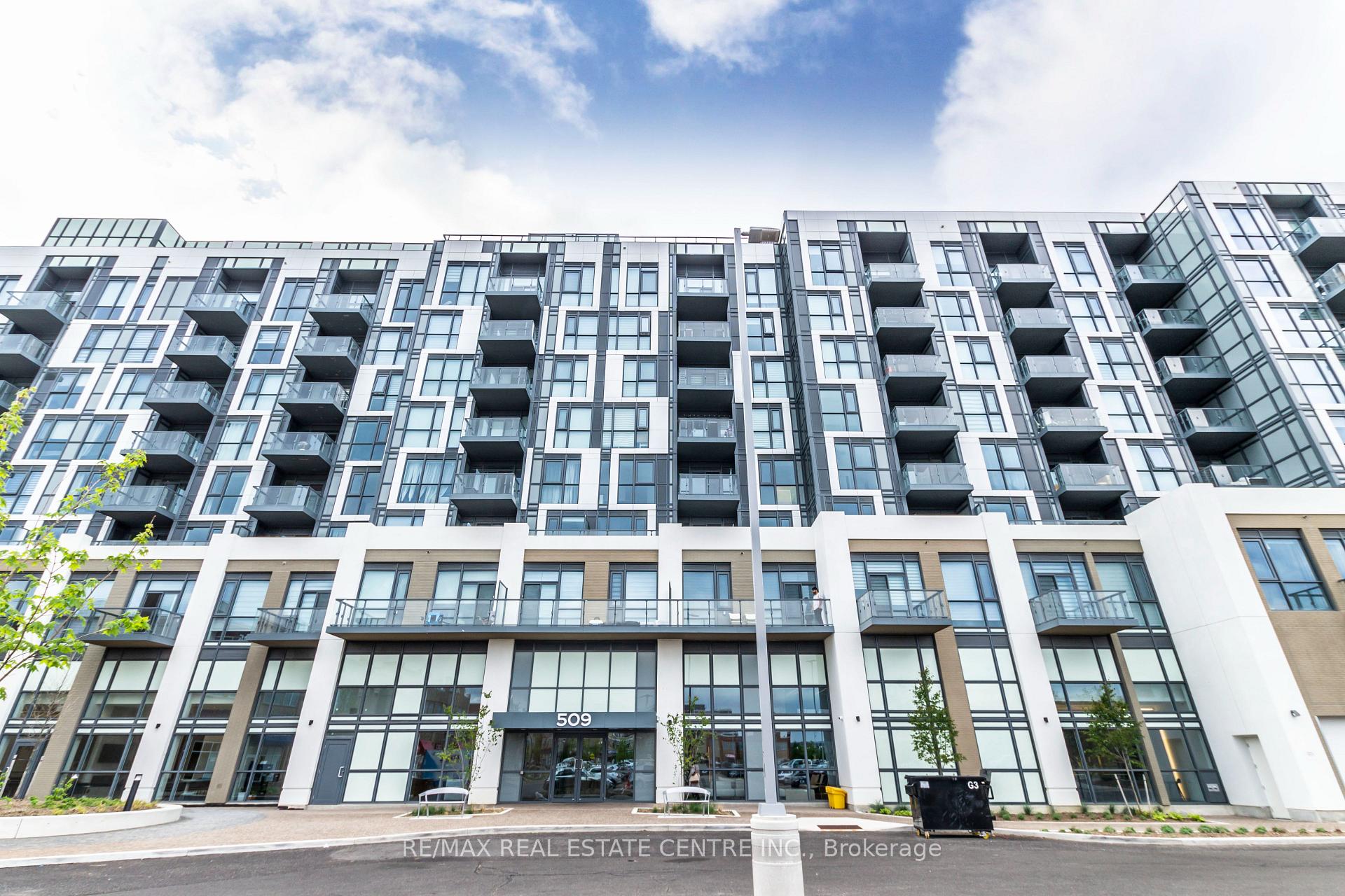 Front of Unit 401, 509 Dundas Street W