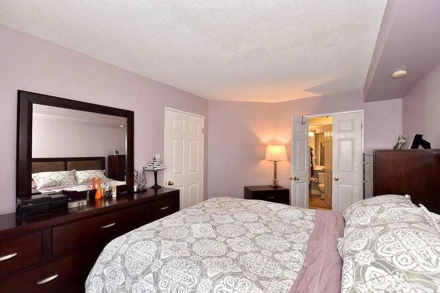 Photo 4 of Unit 814, 101 Subway Crescent, Etobicoke, Islington-City Centre West — HOMEH