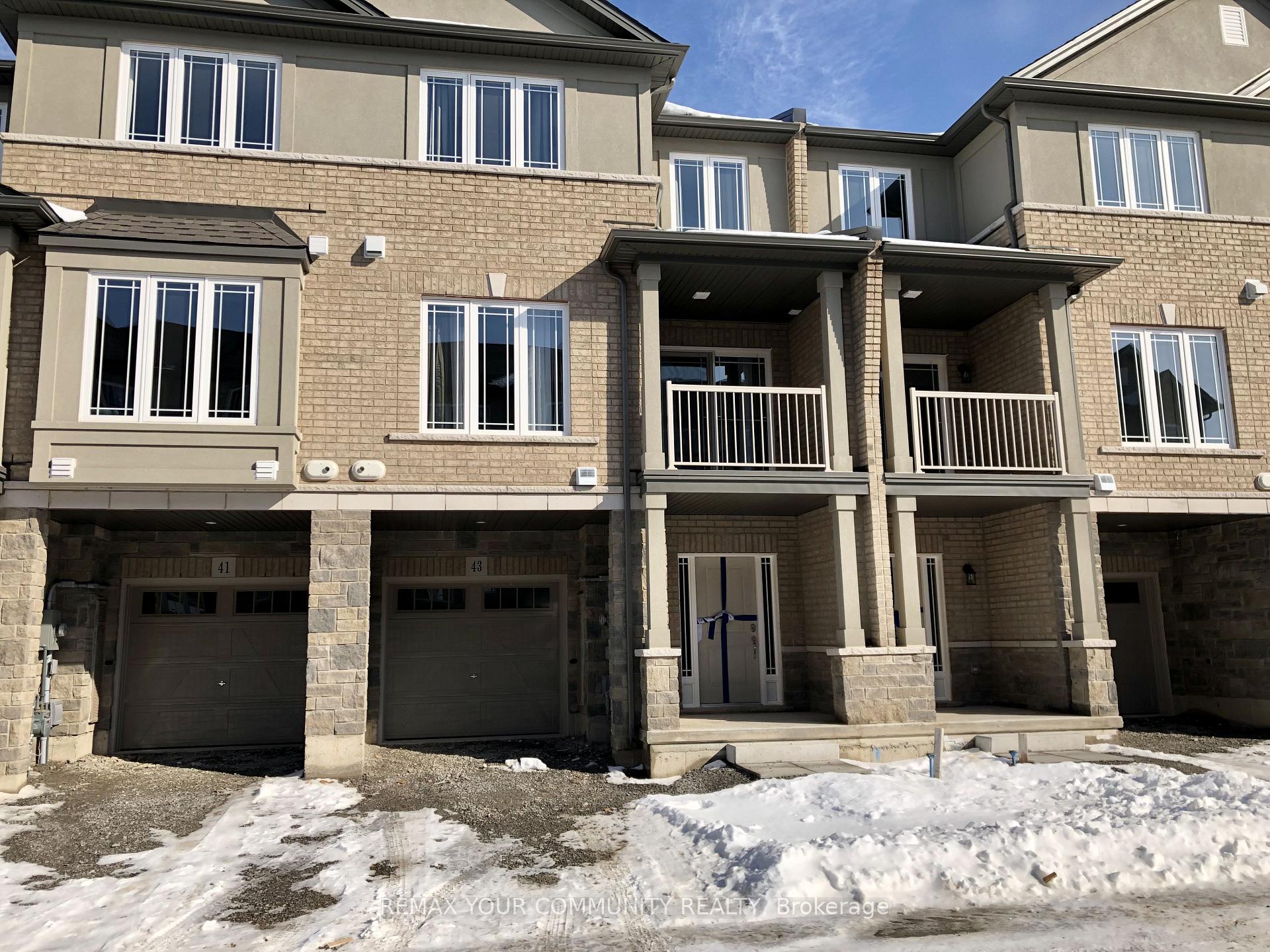 Front of 43 Laguna Village Crescent N