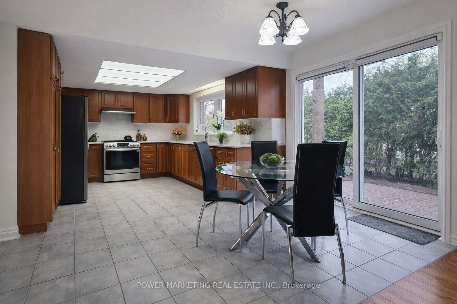 Photo 12 of 29 Taj Court, Ottawa, Hunt Club Park — HOMEH