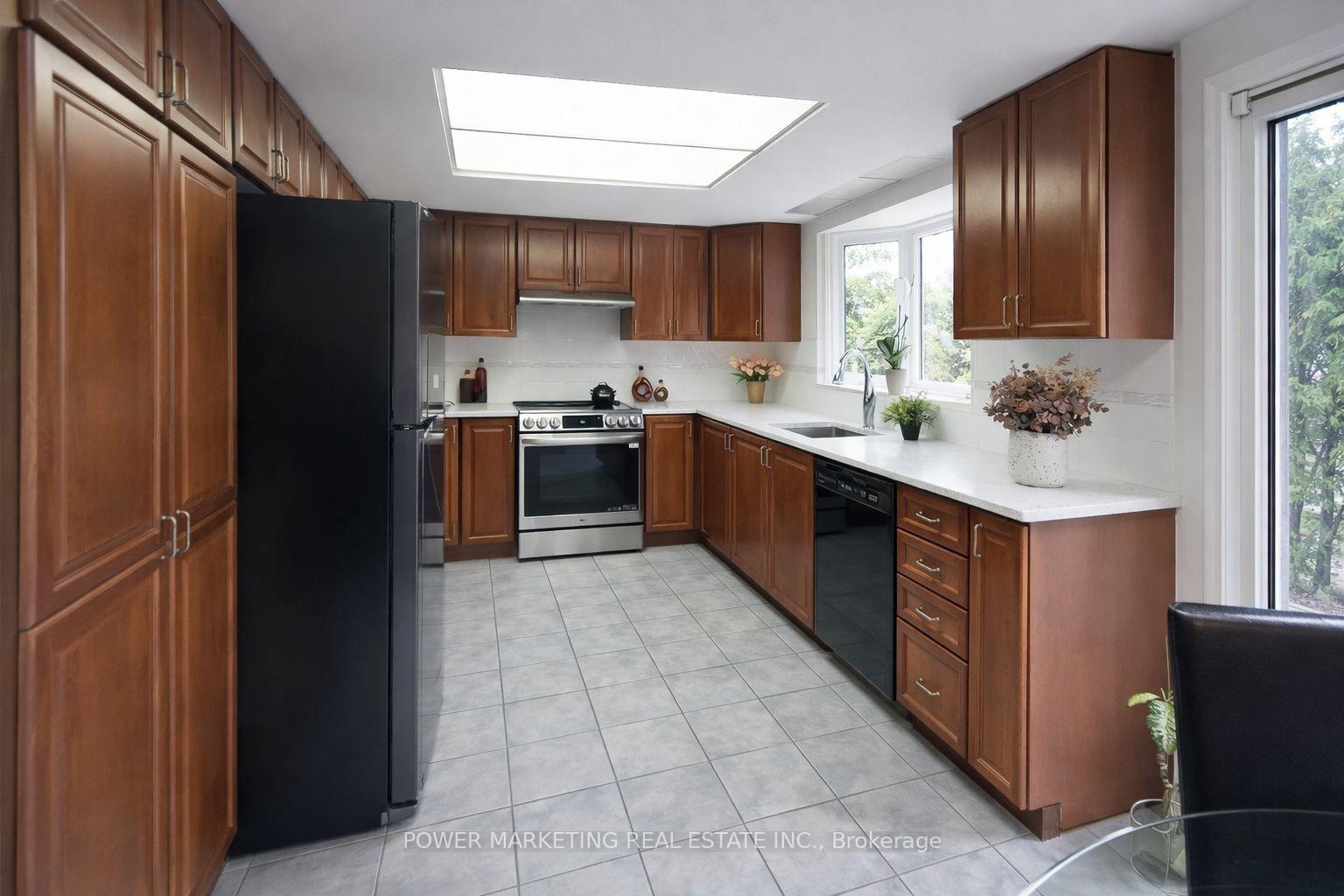 Photo 13 of 29 Taj Court, Ottawa, Hunt Club Park — HOMEH