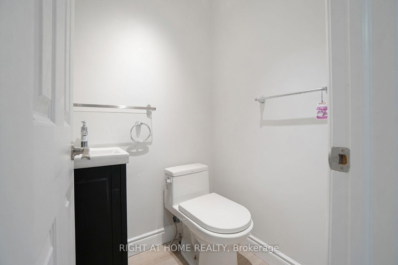 Photo 18 of 35 Chalfield Lane, Mississauga, Rathwood — HOMEH
