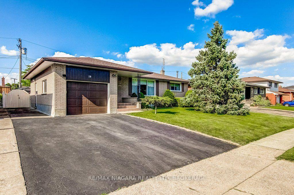 Photo 2 of 19 Eastdale Crescent, Welland, Lincoln/Crowland — HOMEH