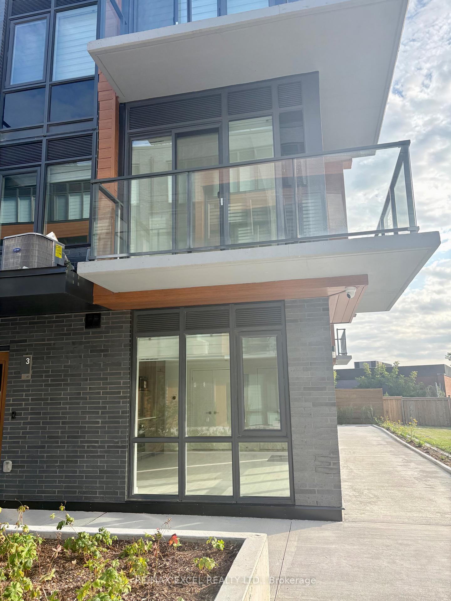 Photo 3 of Unit 2, 75 Curlew Drive, North York, Parkwoods-Donalda — HOMEH