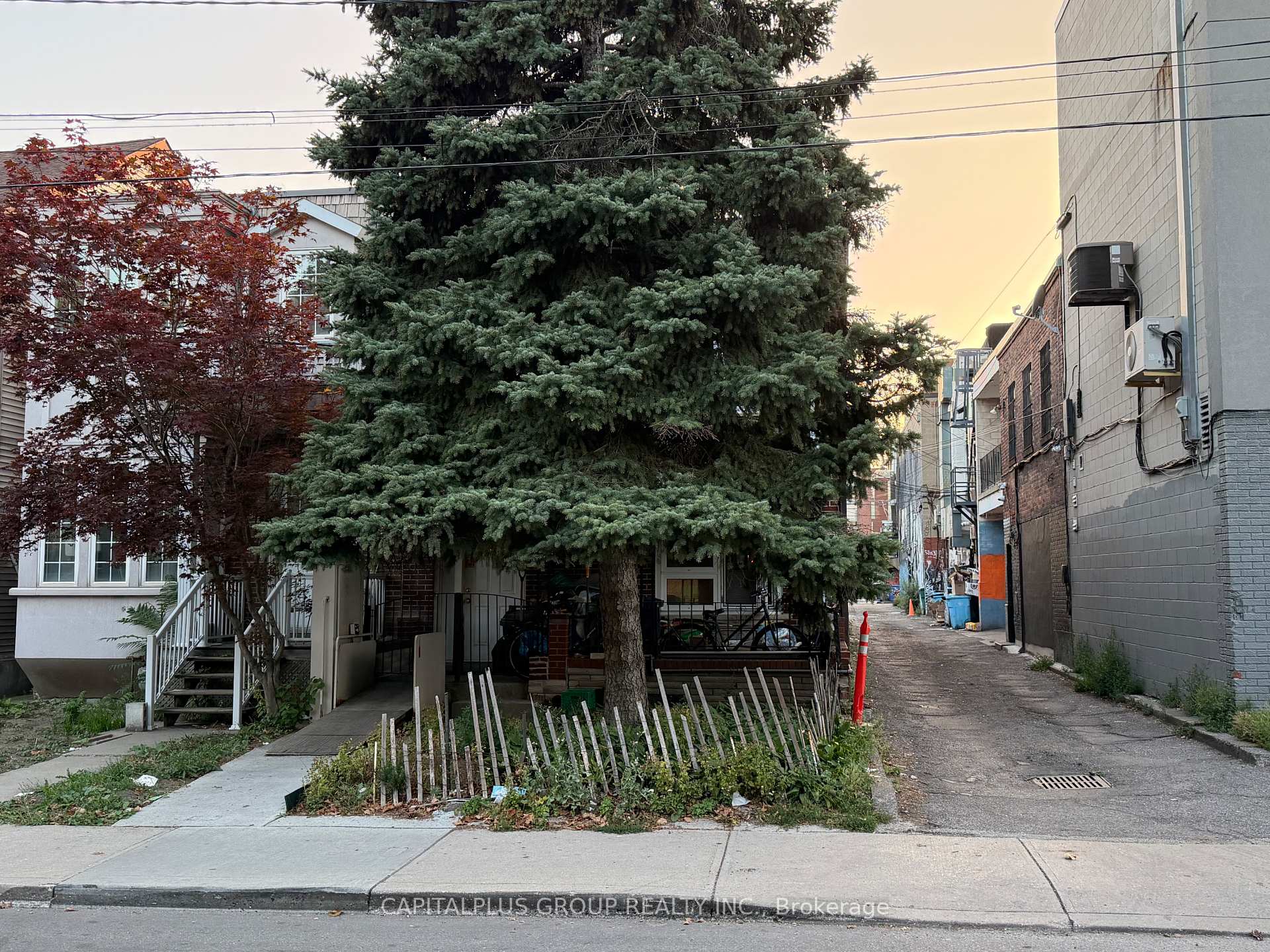 Photo 4 of 70 Lippincott Street, Toronto, Kensington-Chinatown — HOMEH