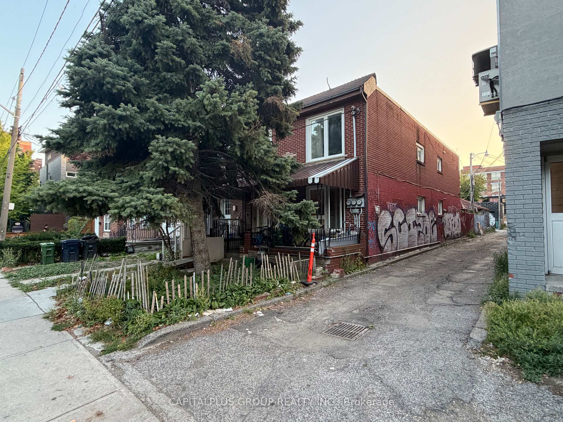 Photo 5 of 70 Lippincott Street, Toronto, Kensington-Chinatown — HOMEH