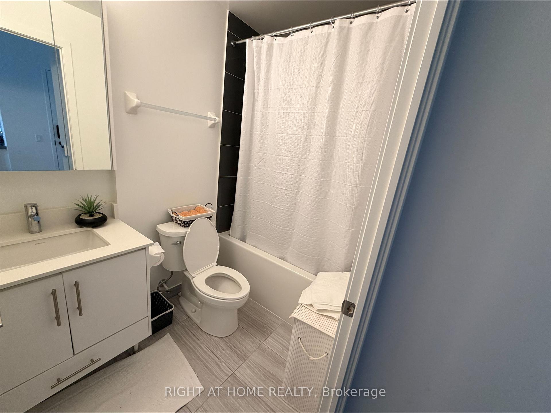 Photo 8 of Unit 1706, 105 Oneida Crescent, Richmond Hill, Langstaff — HOMEH
