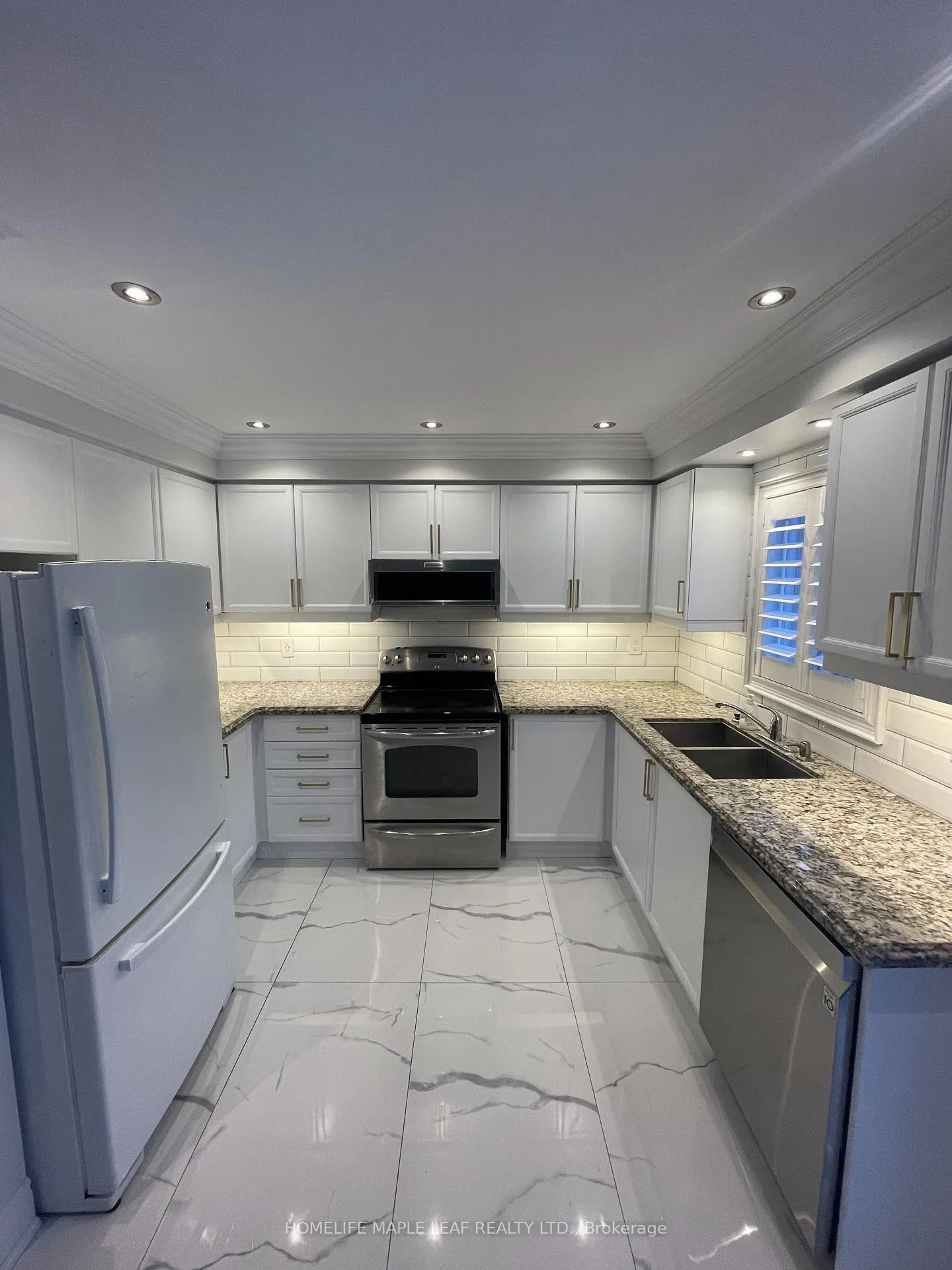 Photo 3 of 42 Amboise (UPPER) Crescent, Brampton, Fletcher's Meadow — HOMEH
