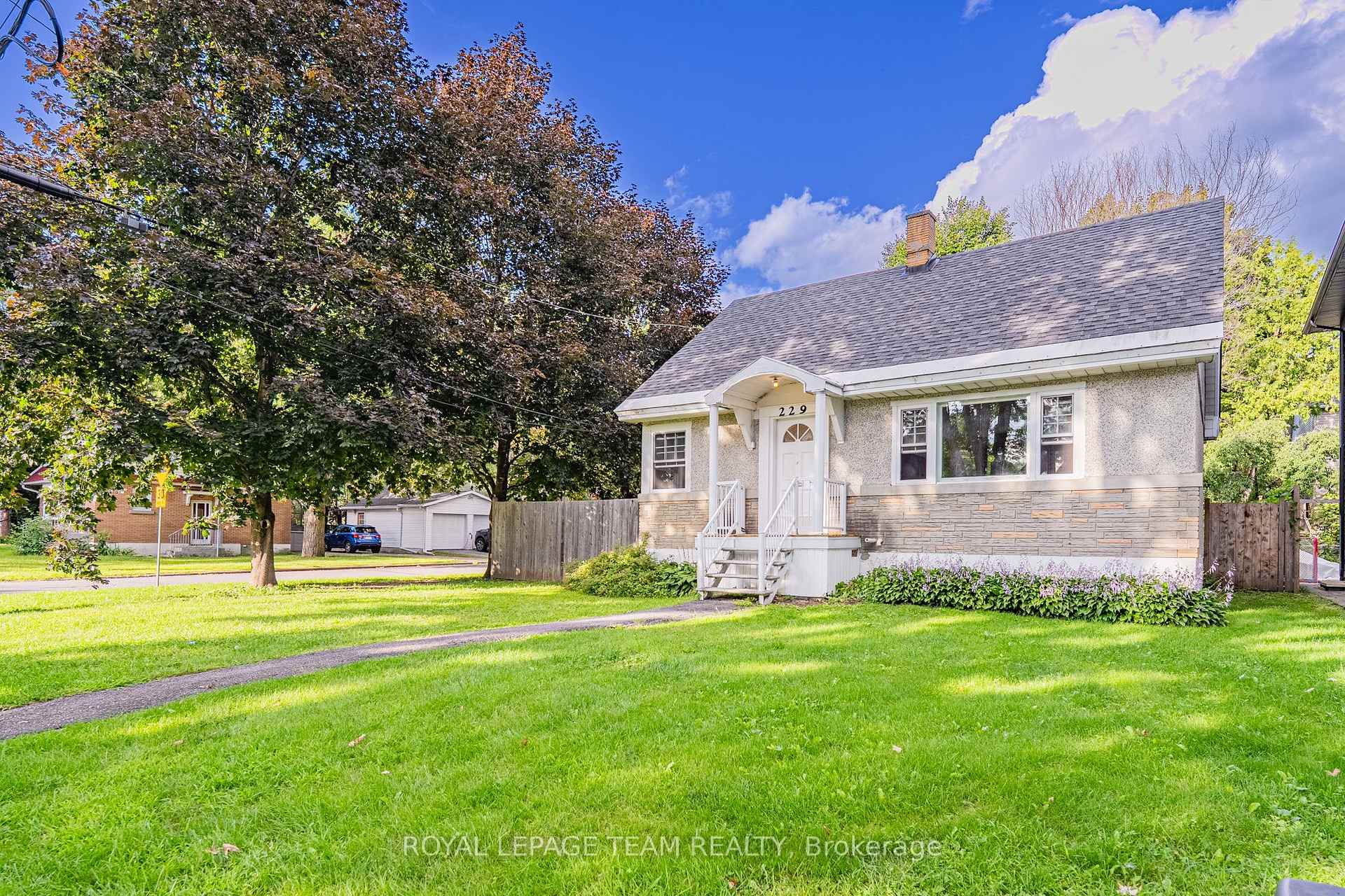 Photo 2 of 229 Daniel Avenue, Ottawa, Ottawa West/Tunneys Pasture — HOMEH