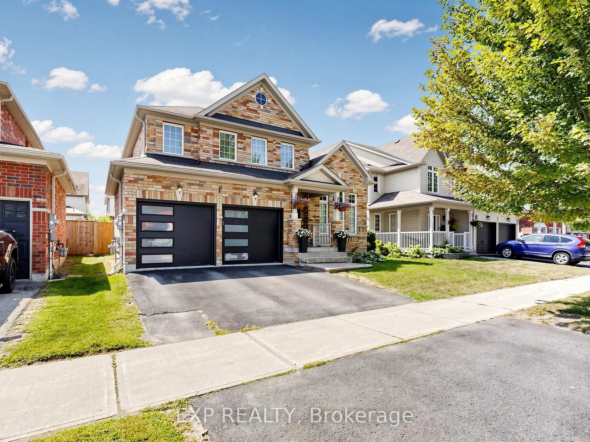 Photo 2 of 9 Carness Crescent, Georgina, Keswick South — HOMEH