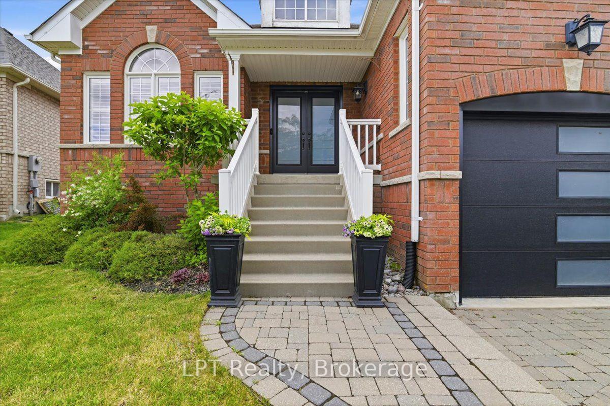 Photo 3 of 111 Lunney Crescent, Clarington, Bowmanville — HOMEH