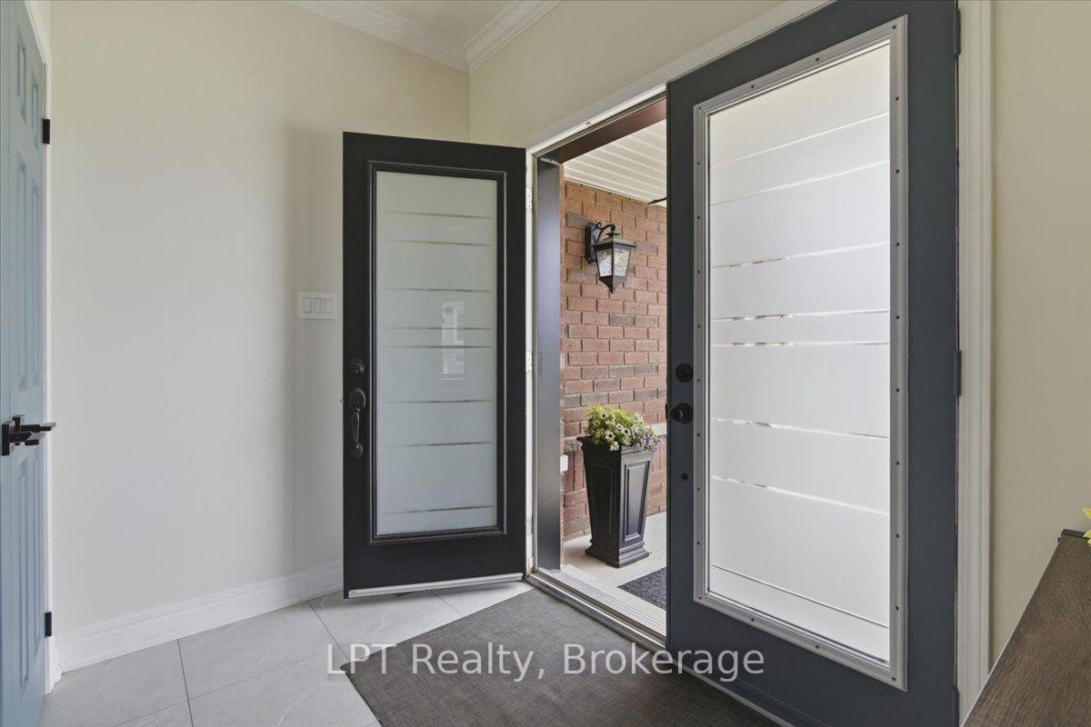 Photo 4 of 111 Lunney Crescent, Clarington, Bowmanville — HOMEH