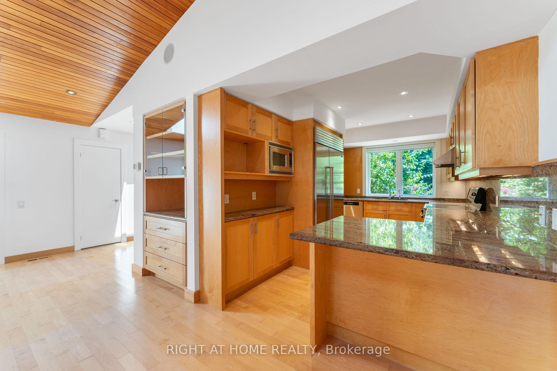 Photo 10 of 49 Tottenham Road, North York, Banbury-Don Mills — HOMEH
