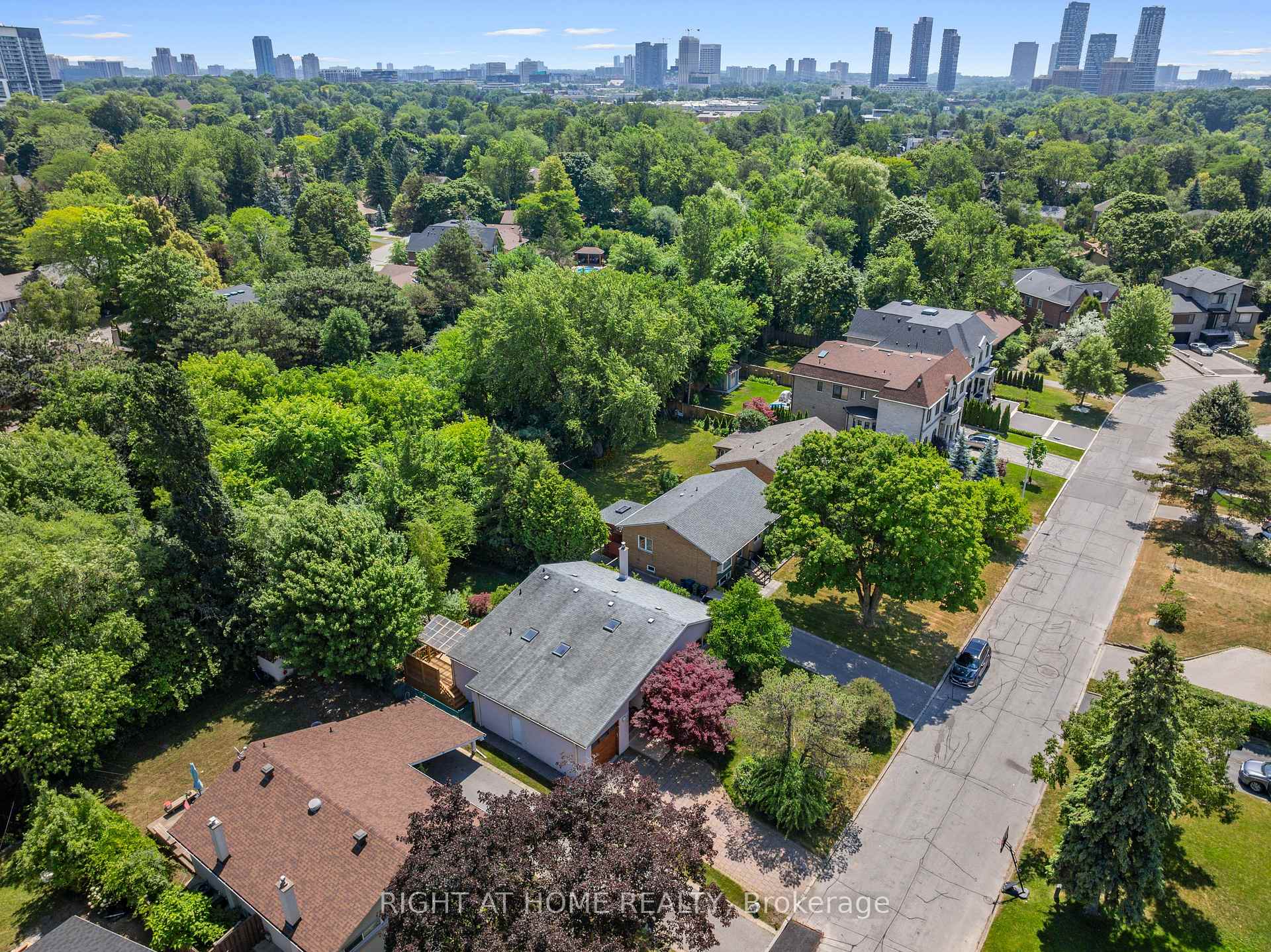 Photo 43 of 49 Tottenham Road, North York, Banbury-Don Mills — HOMEH