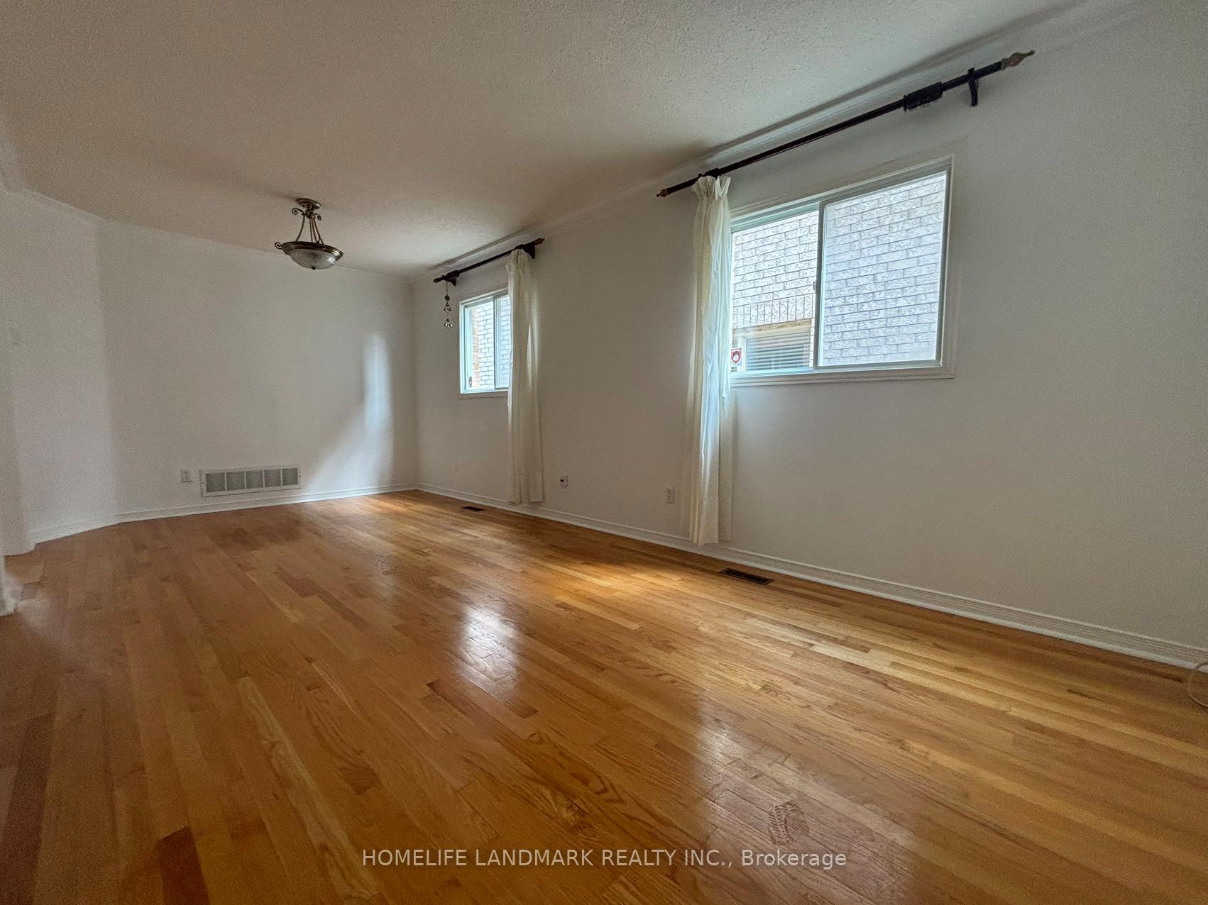 Photo 2 of 9 Baltic Street, Richmond Hill, Langstaff — HOMEH